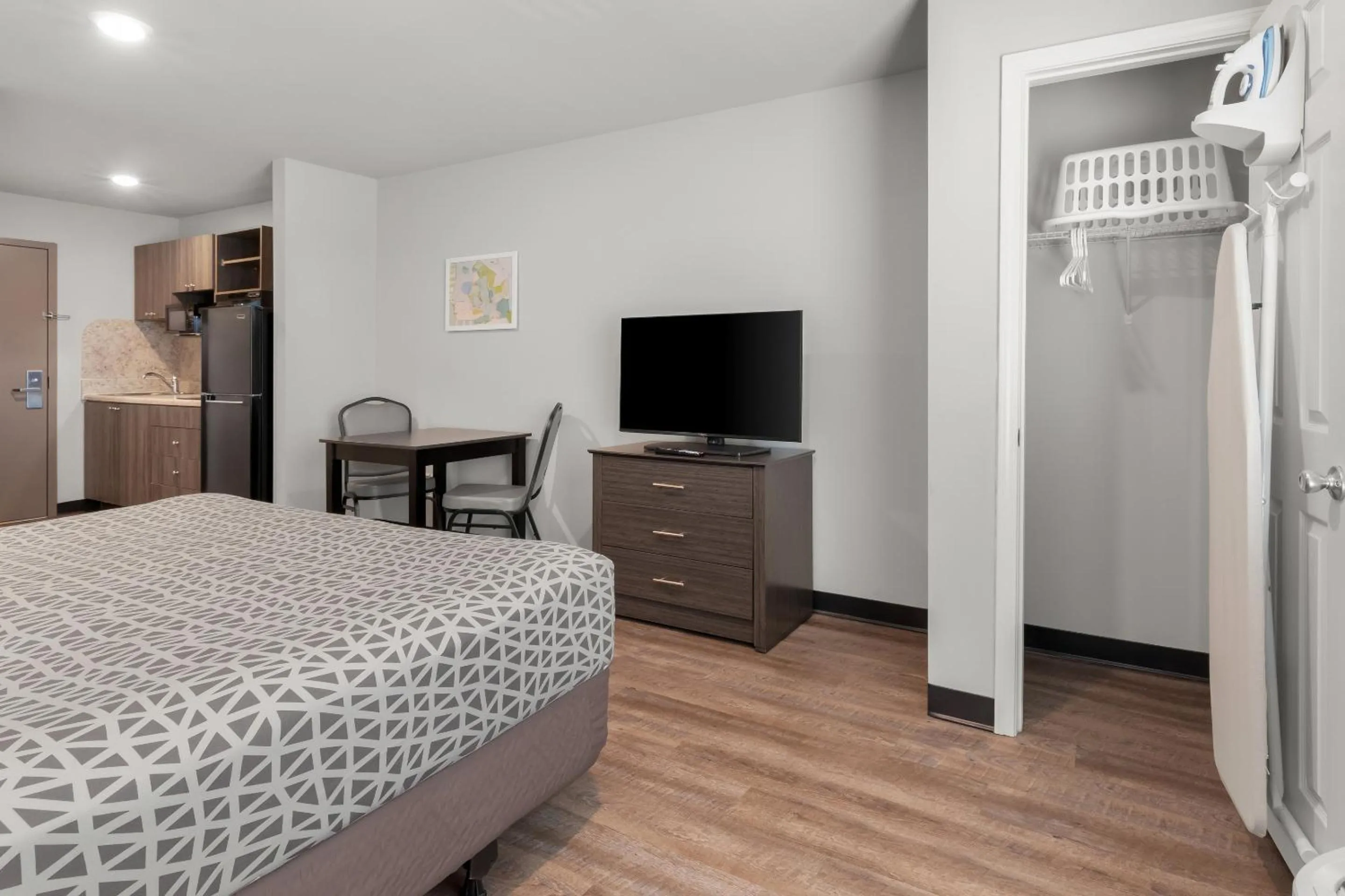 Bedroom, Bed in WoodSpring Suites Atlanta Airport