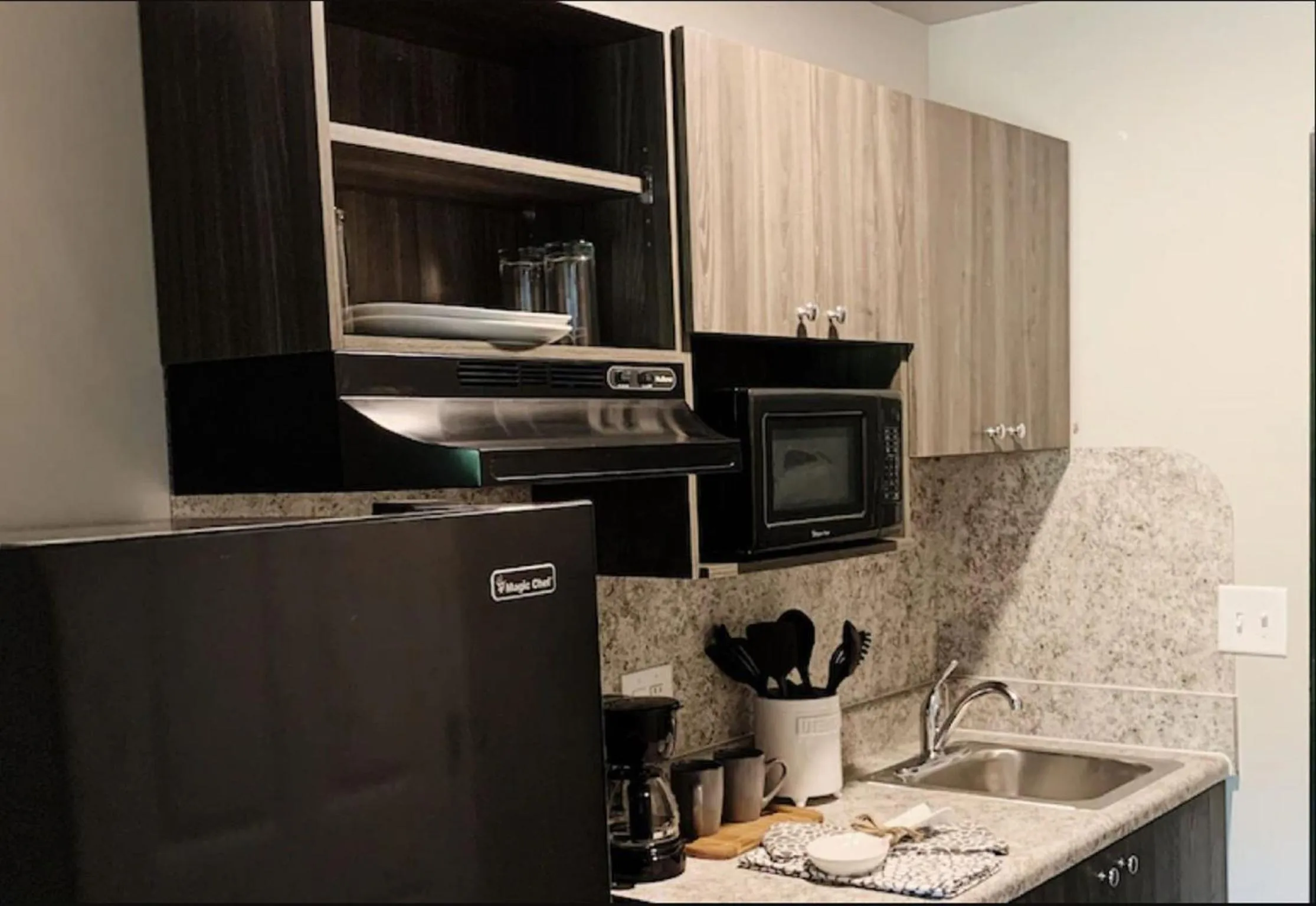 Kitchen or kitchenette in Savannah Suites Atlanta Airport