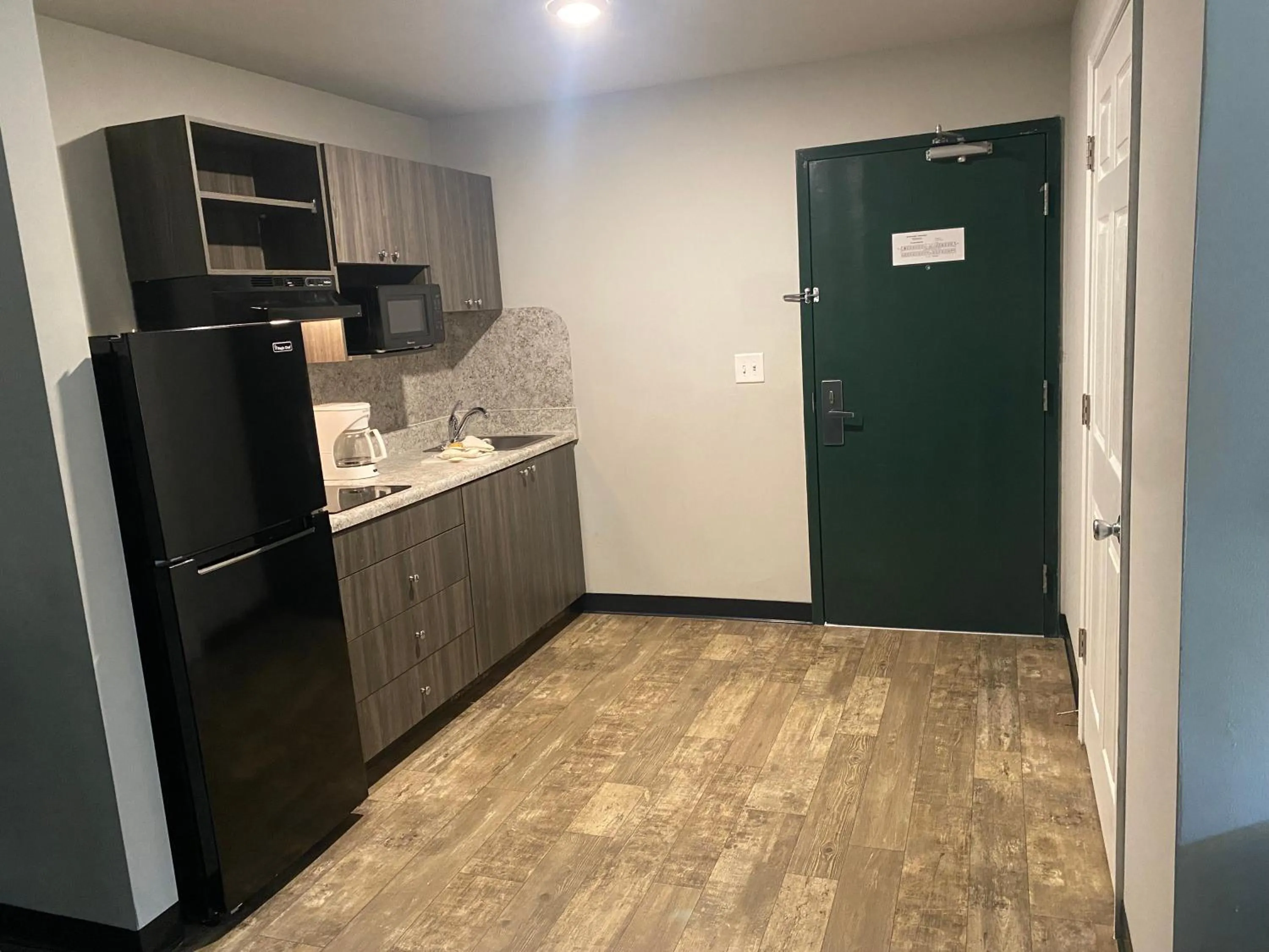 Kitchen or kitchenette in Savannah Suites Atlanta Airport