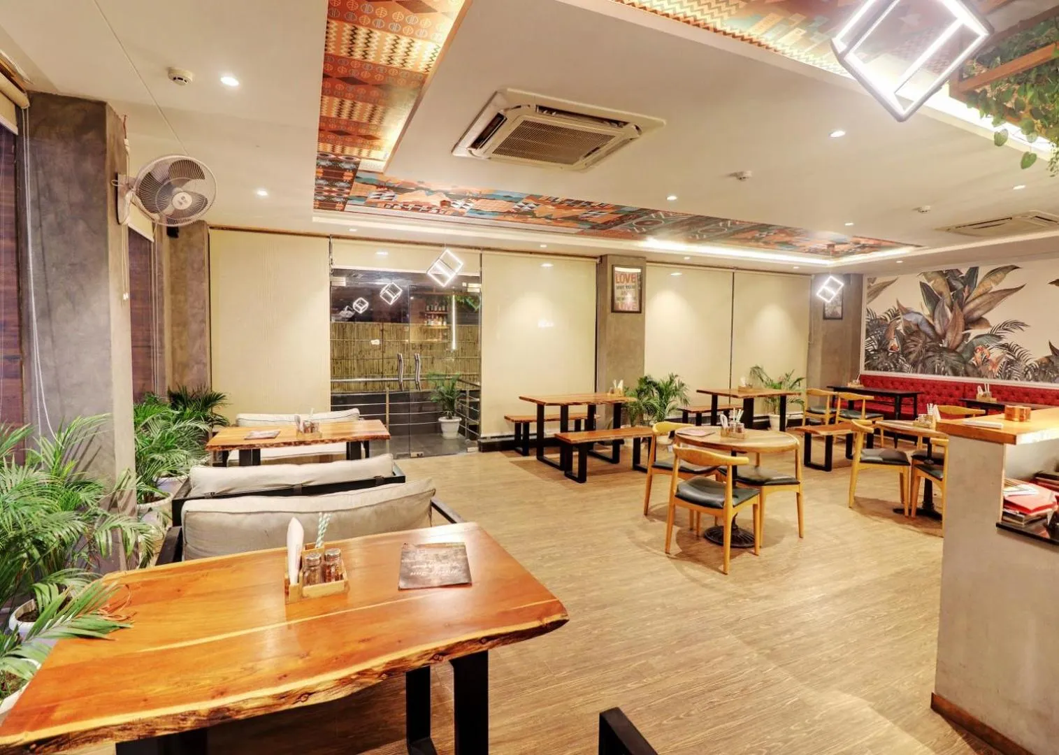 Restaurant/places to eat in Hotel Mystic Inn