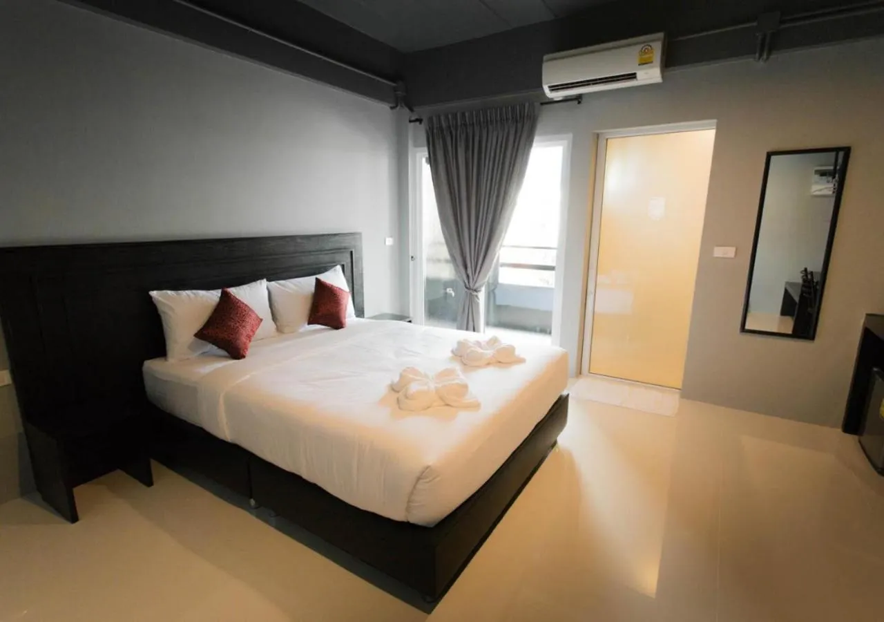 Toilet, Bed in B-Black Hotel Chonburi