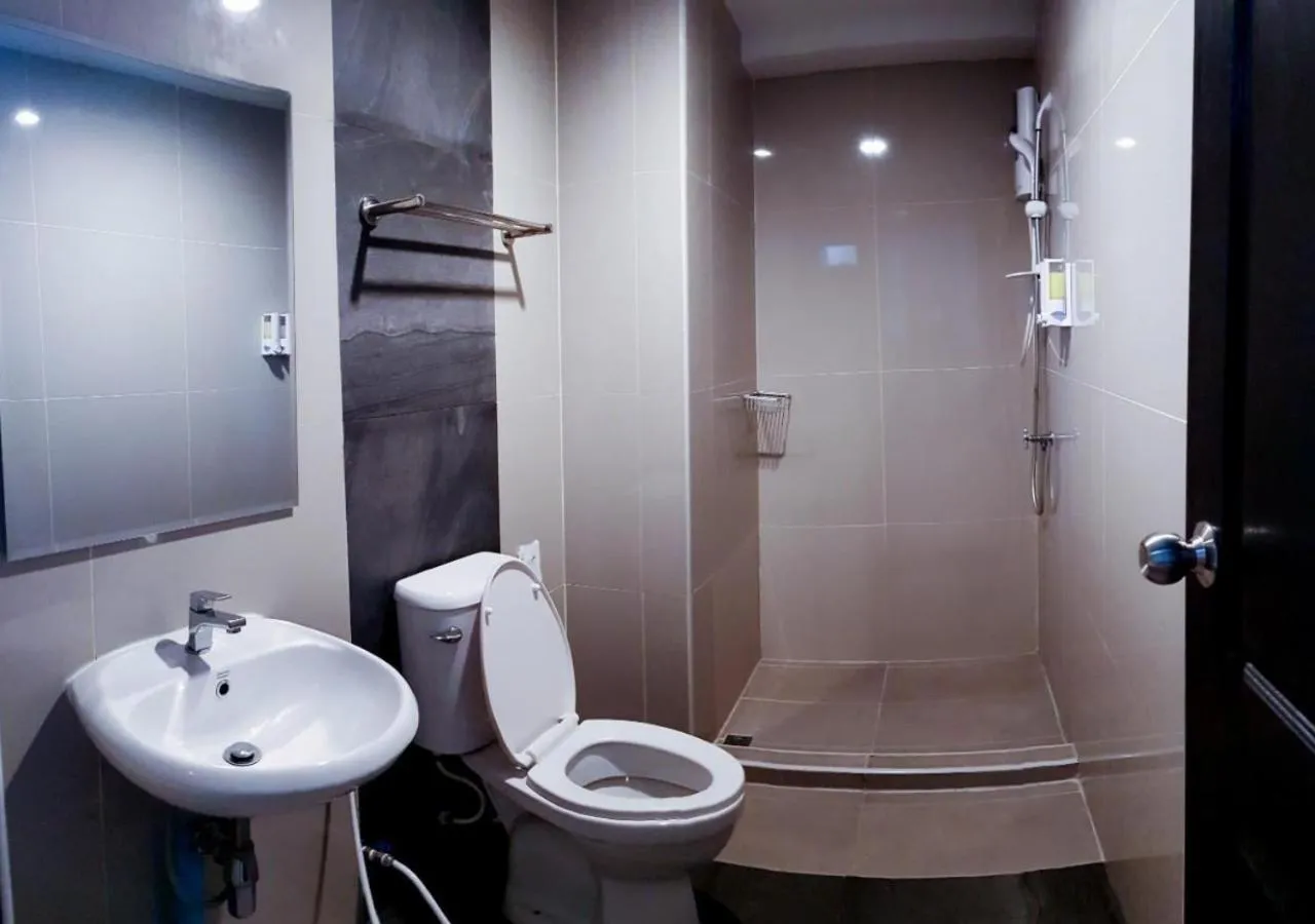 Shower in B-Black Hotel Chonburi