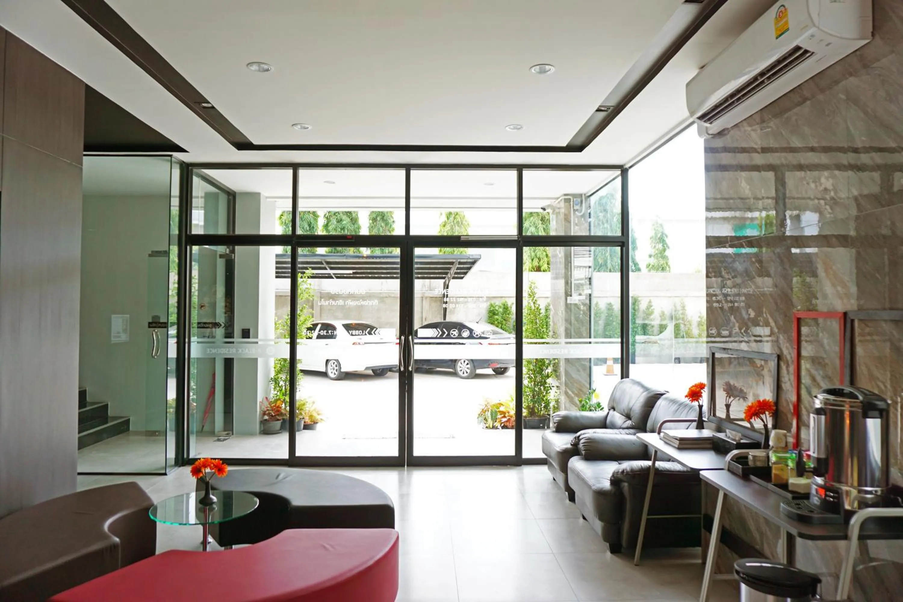 Communal lounge/ TV room in B-Black Hotel Chonburi