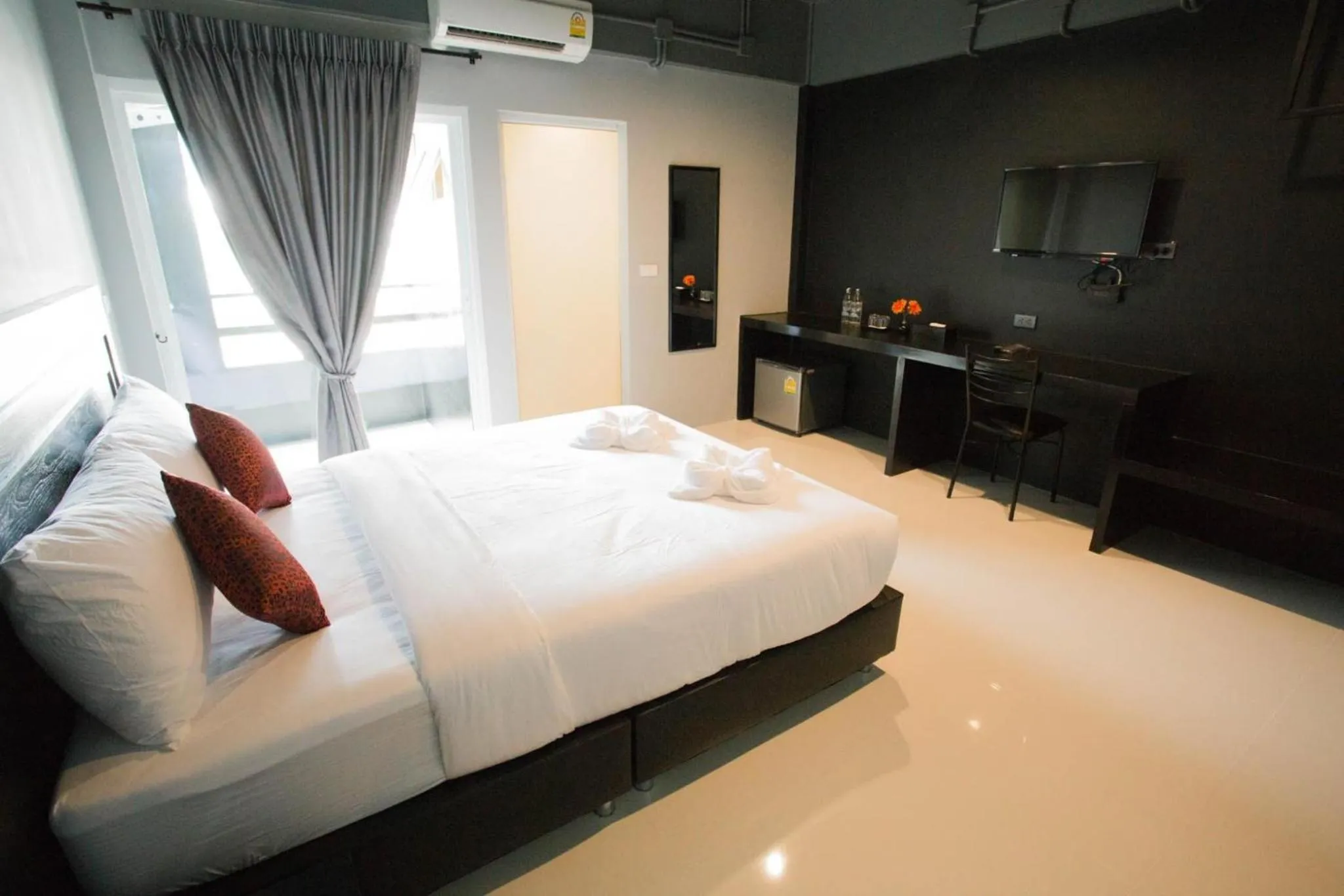Shower, Bed in B-Black Hotel Chonburi