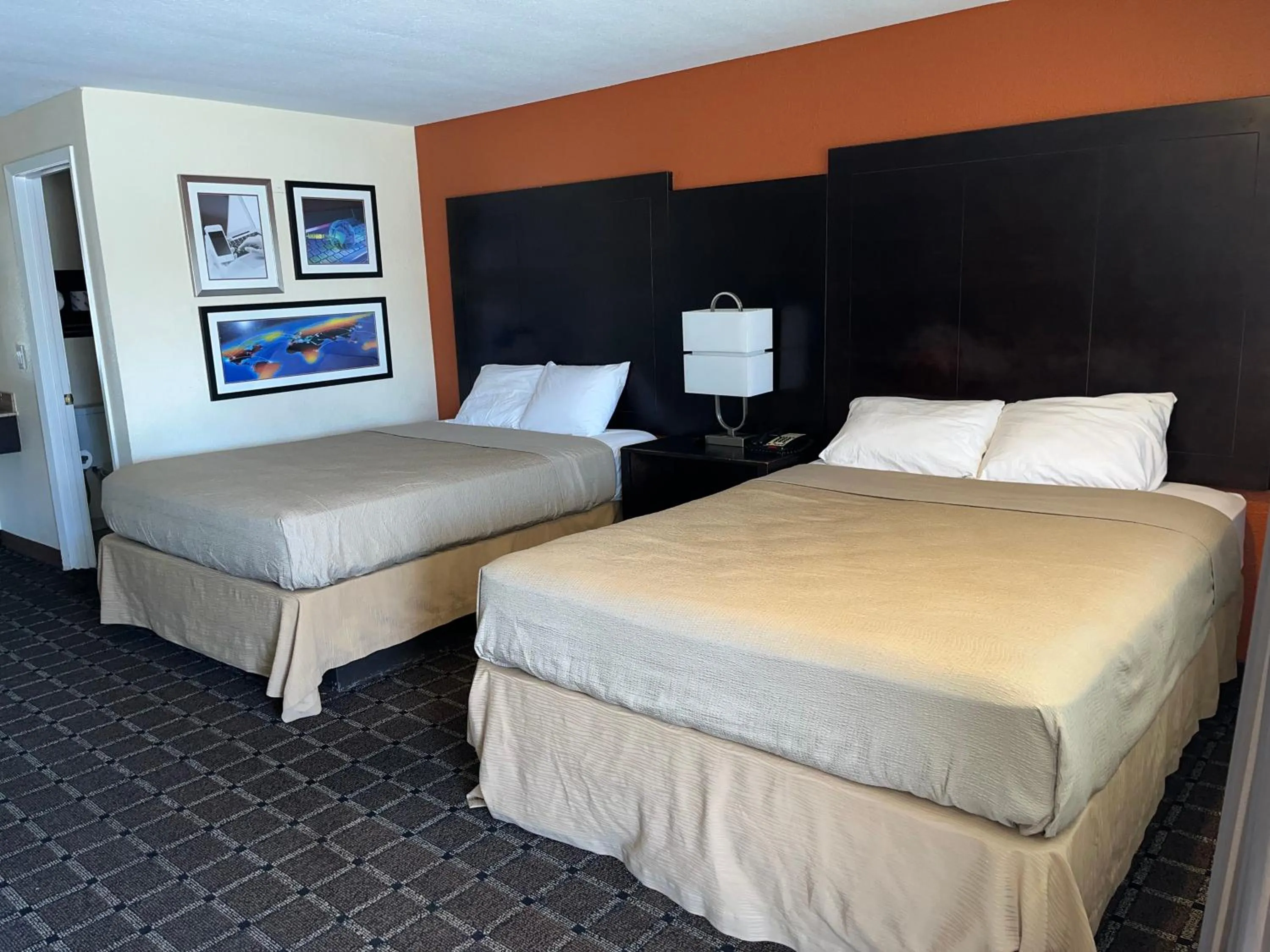 Bed in Oregon Trail Inn and Suites