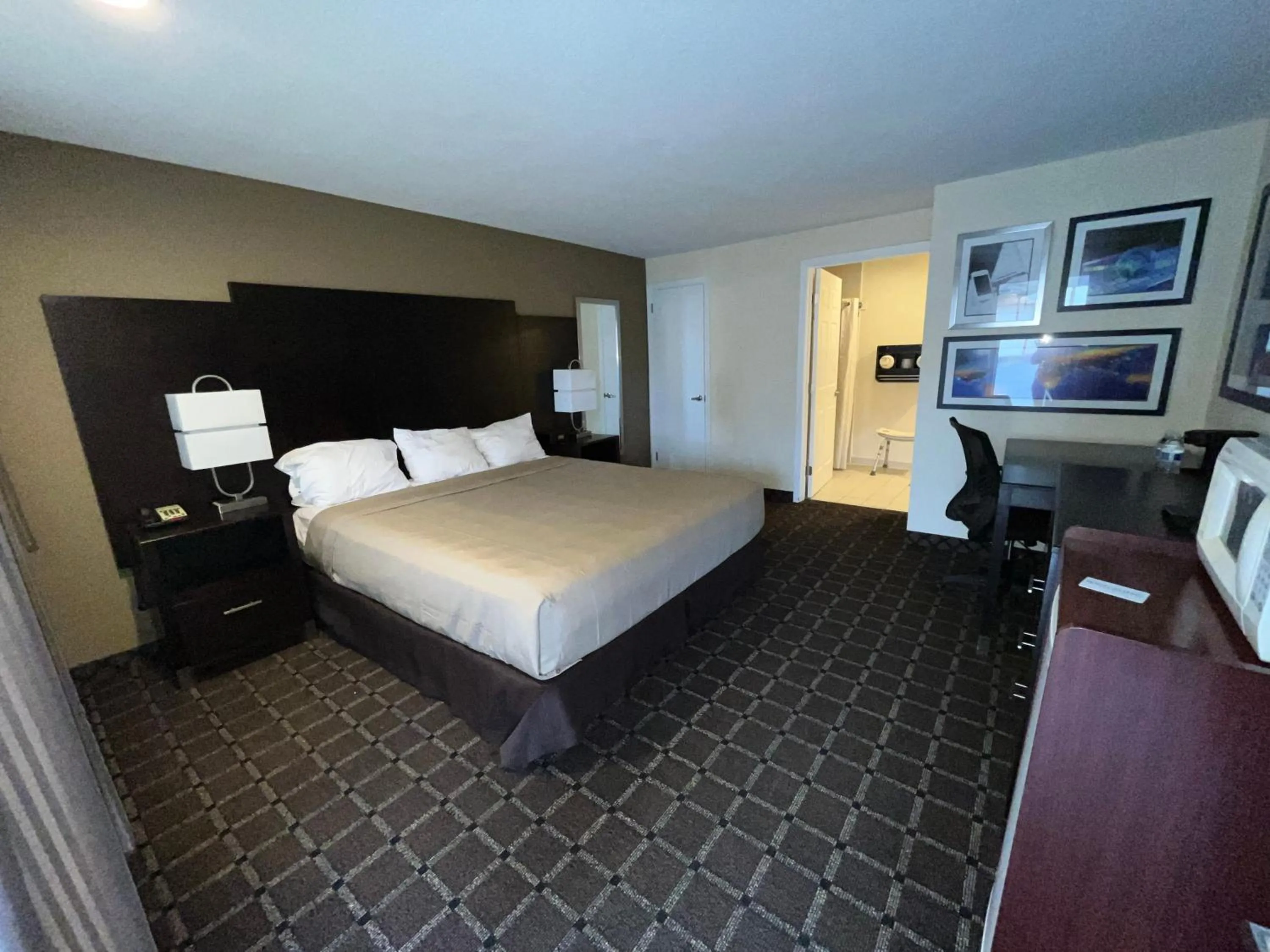 Bed in Oregon Trail Inn and Suites