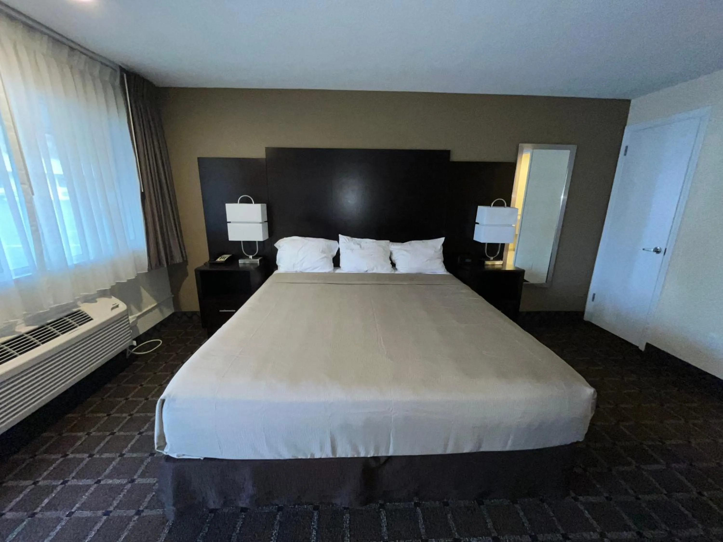 Bed in Oregon Trail Inn and Suites