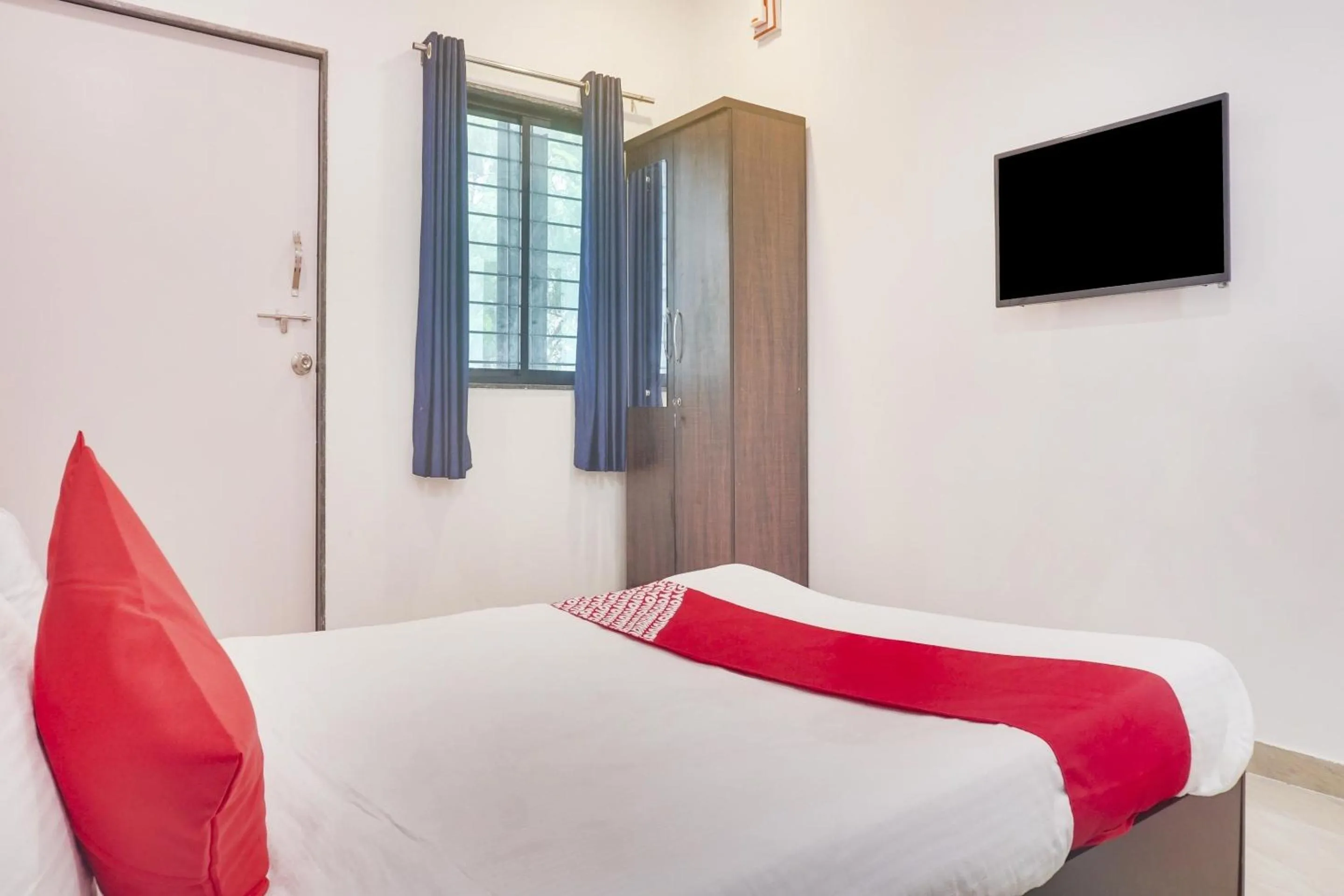 Facade/entrance, Bed in Hotel O Shanaya Inn