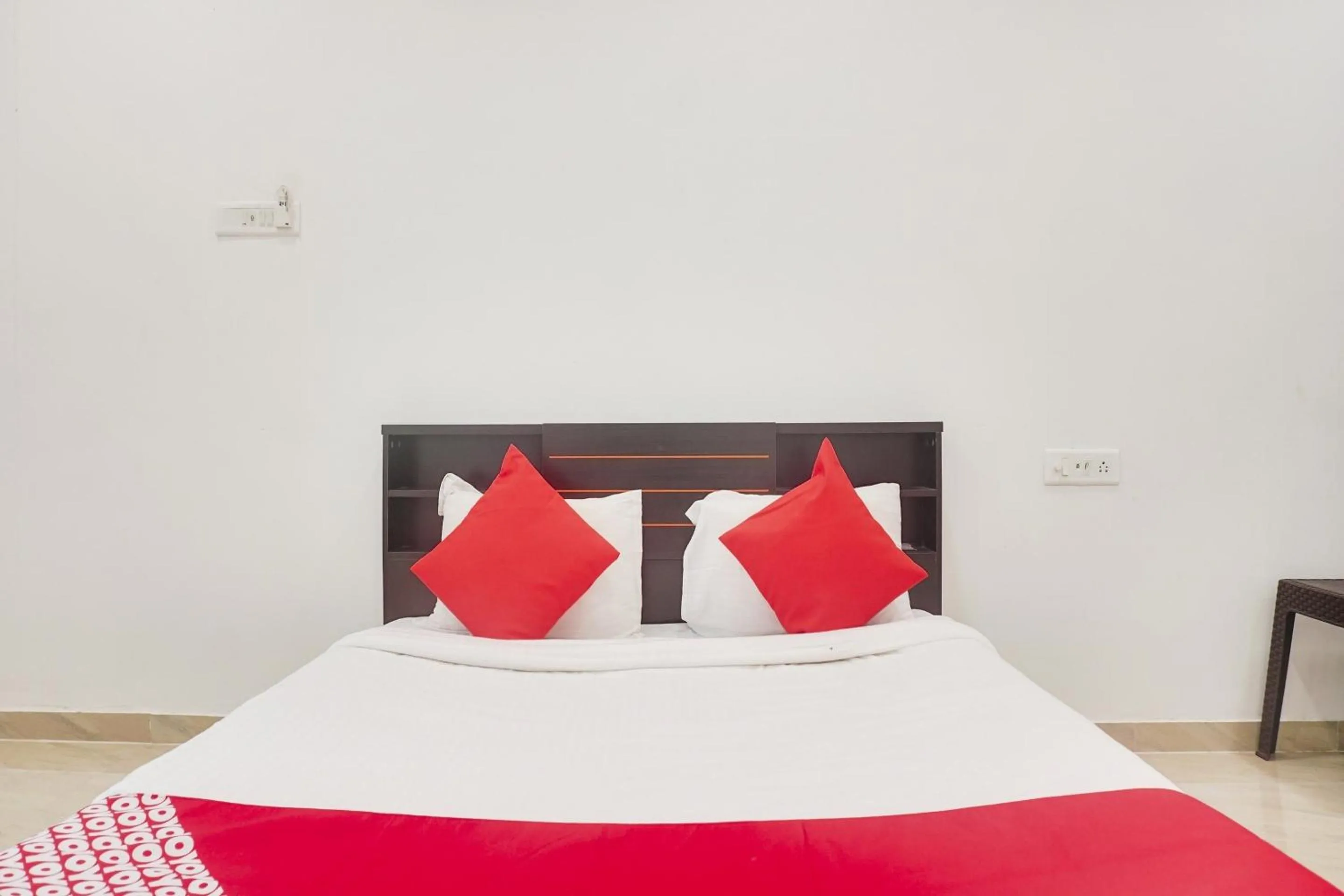 Bedroom, Bed in Hotel O Shanaya Inn