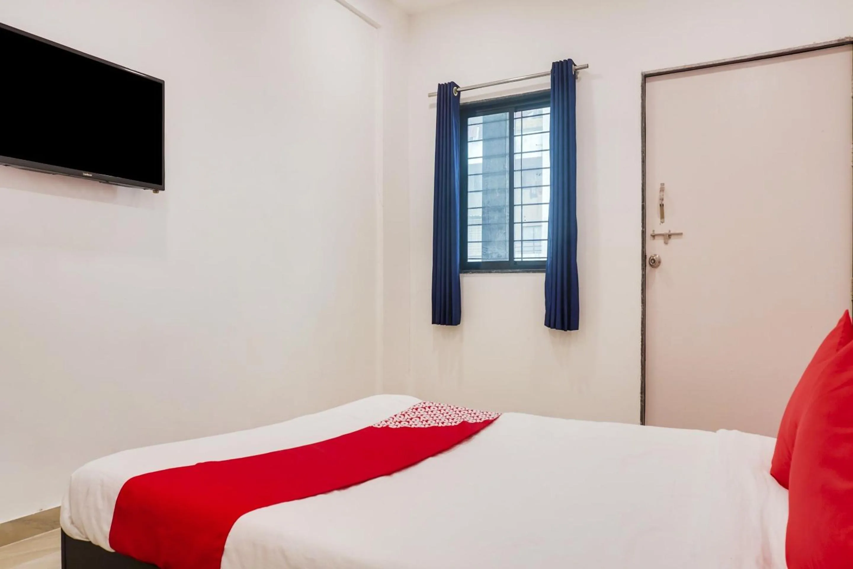 Facade/entrance, Bed in Hotel O Shanaya Inn