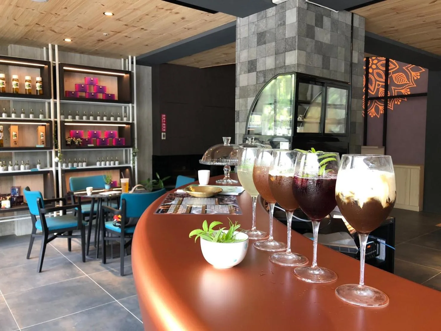 Food and drinks in Comin' Place