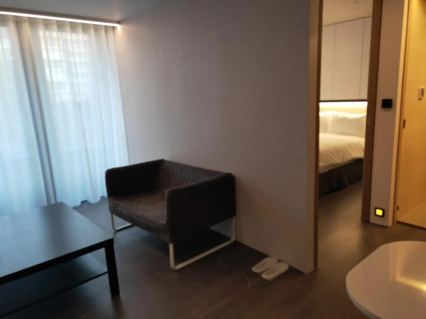 Living room, Bed in Comin' Place