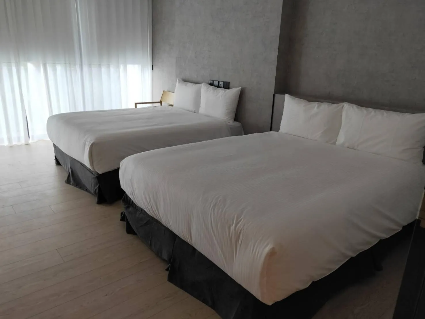 Photo of the whole room, Bed in Comin' Place