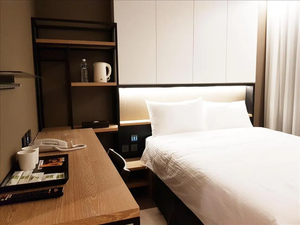 Photo of the whole room, Bed in Comin' Place