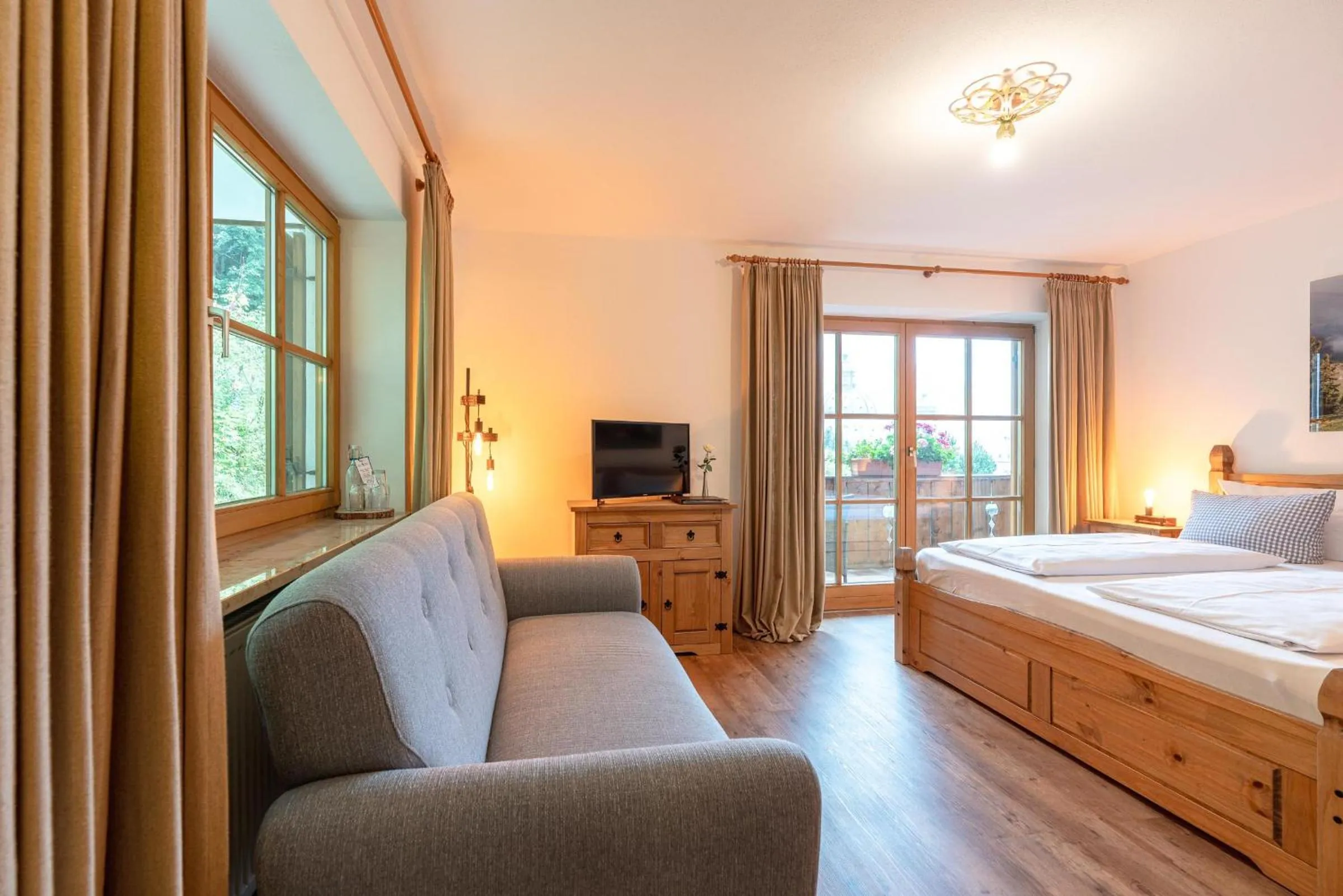 Seating area, Bed in Hotel Blaue Gams ***S