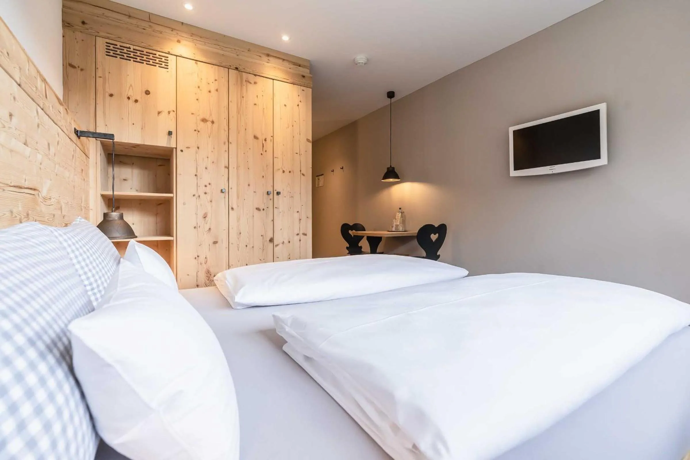 Photo of the whole room, Bed in Hotel Blaue Gams ***S