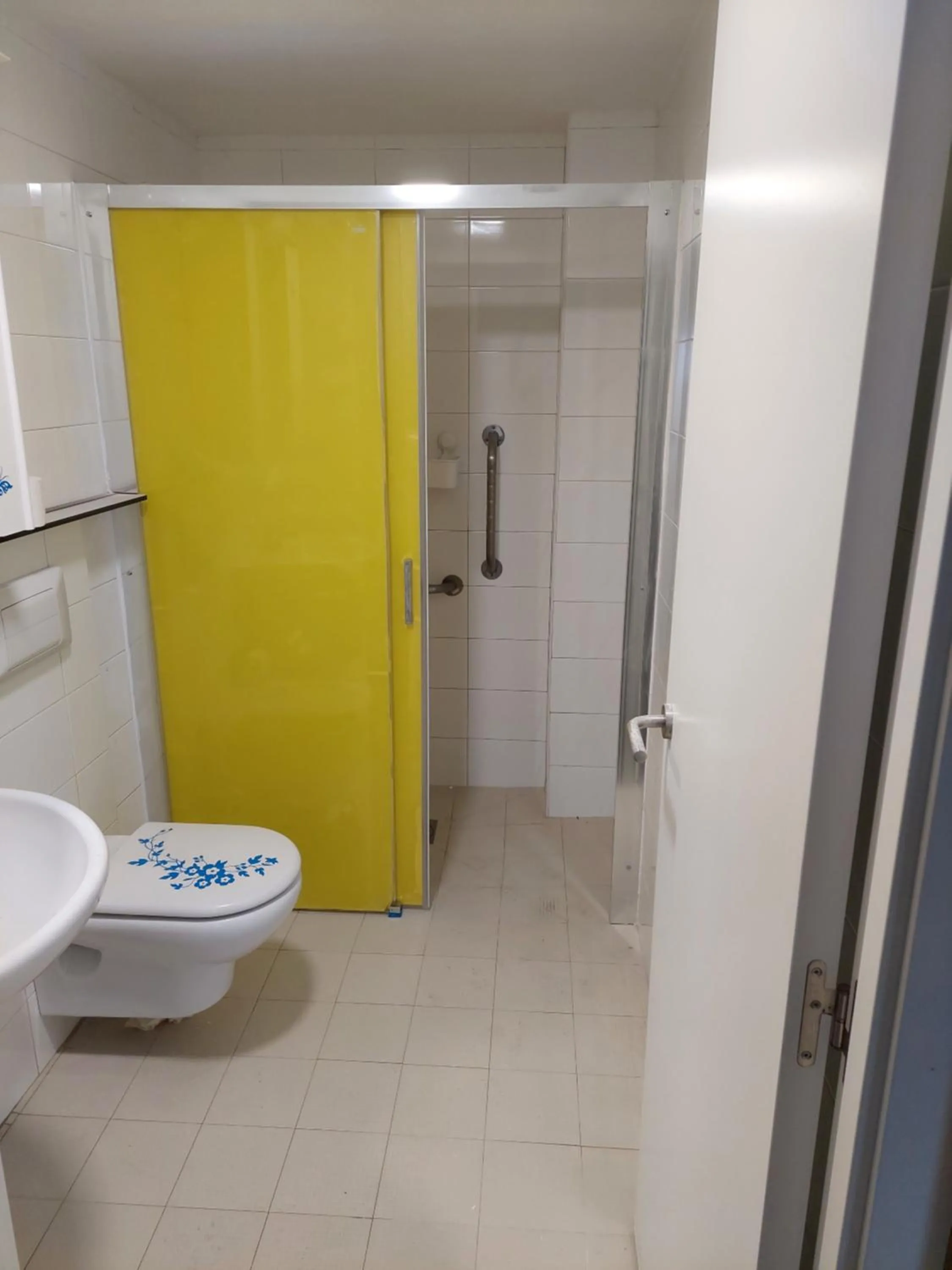 Shower in Albergue Internacional de Llanes