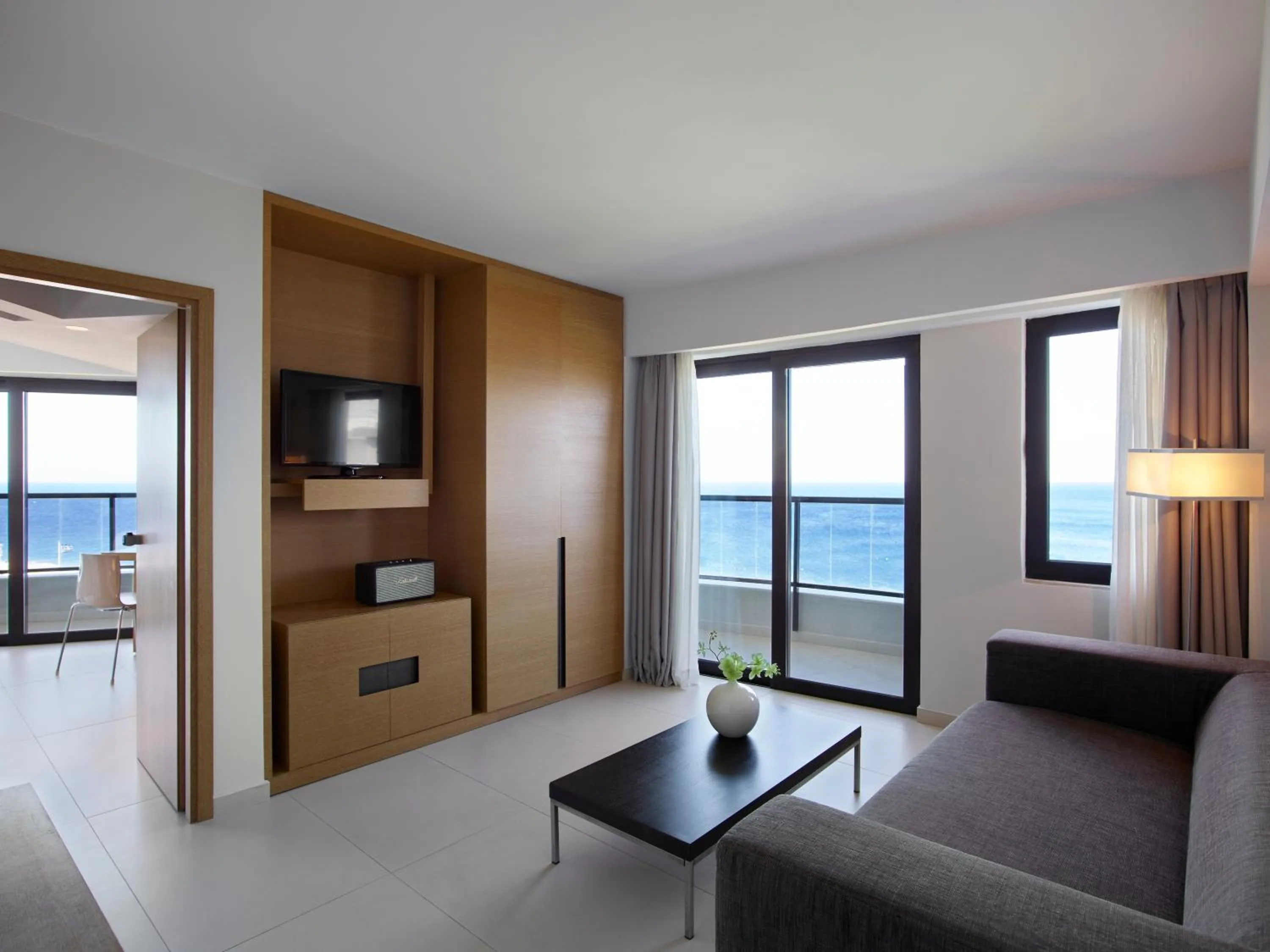 Living room, Bed in Cactus Hotel