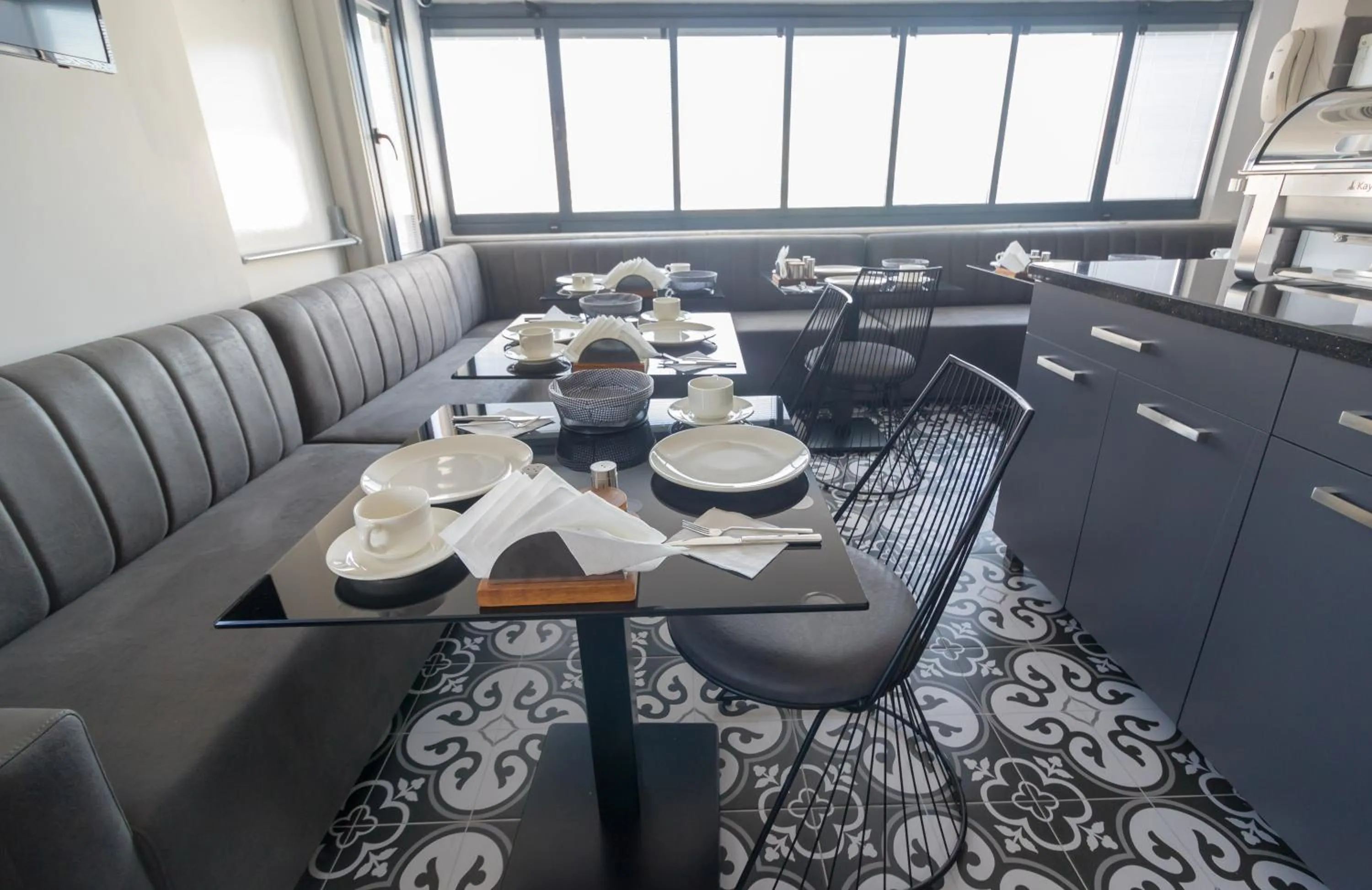 Restaurant/places to eat in Mardia Hotel