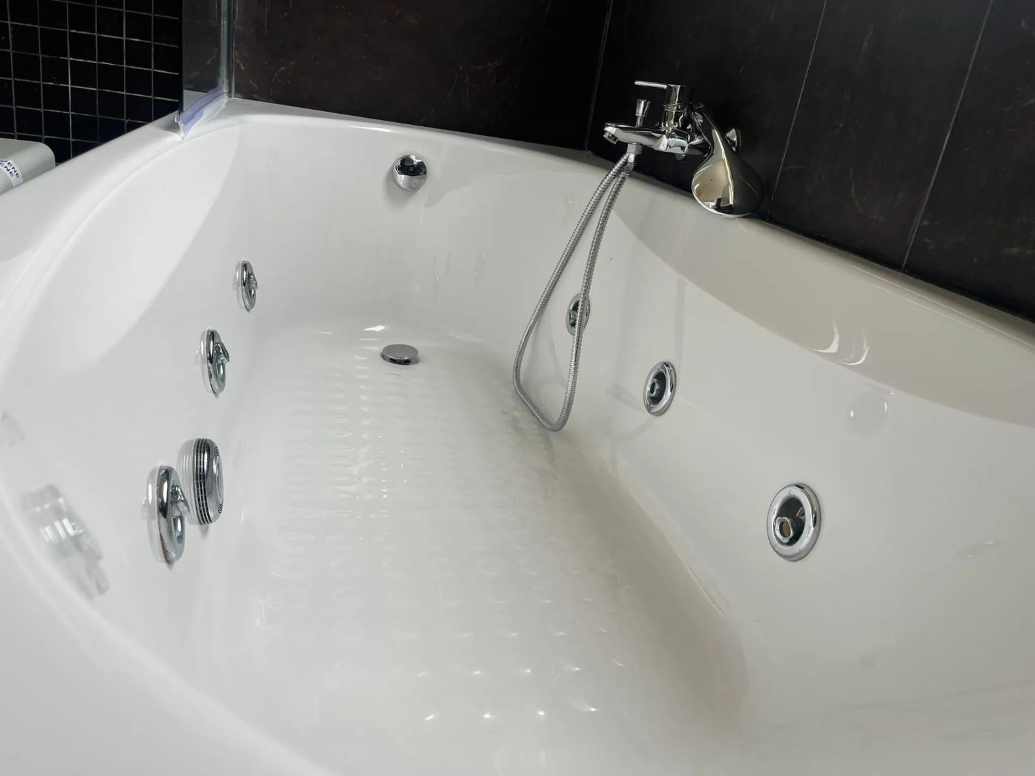 Hot Tub in Horizon Suites