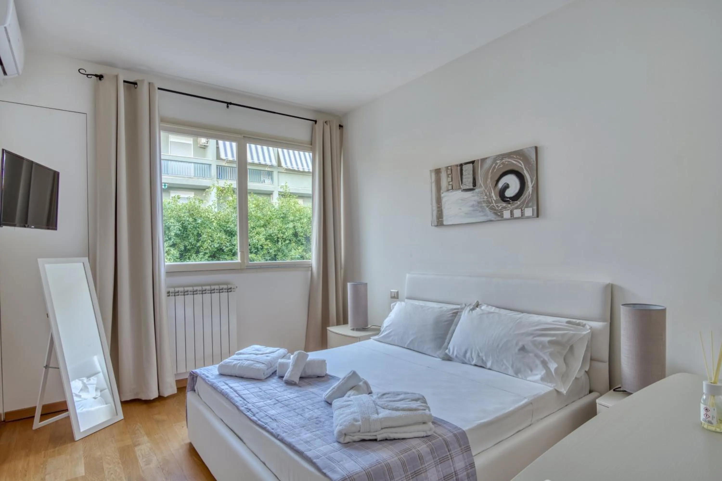Bedroom, Bed in Horizon Suites