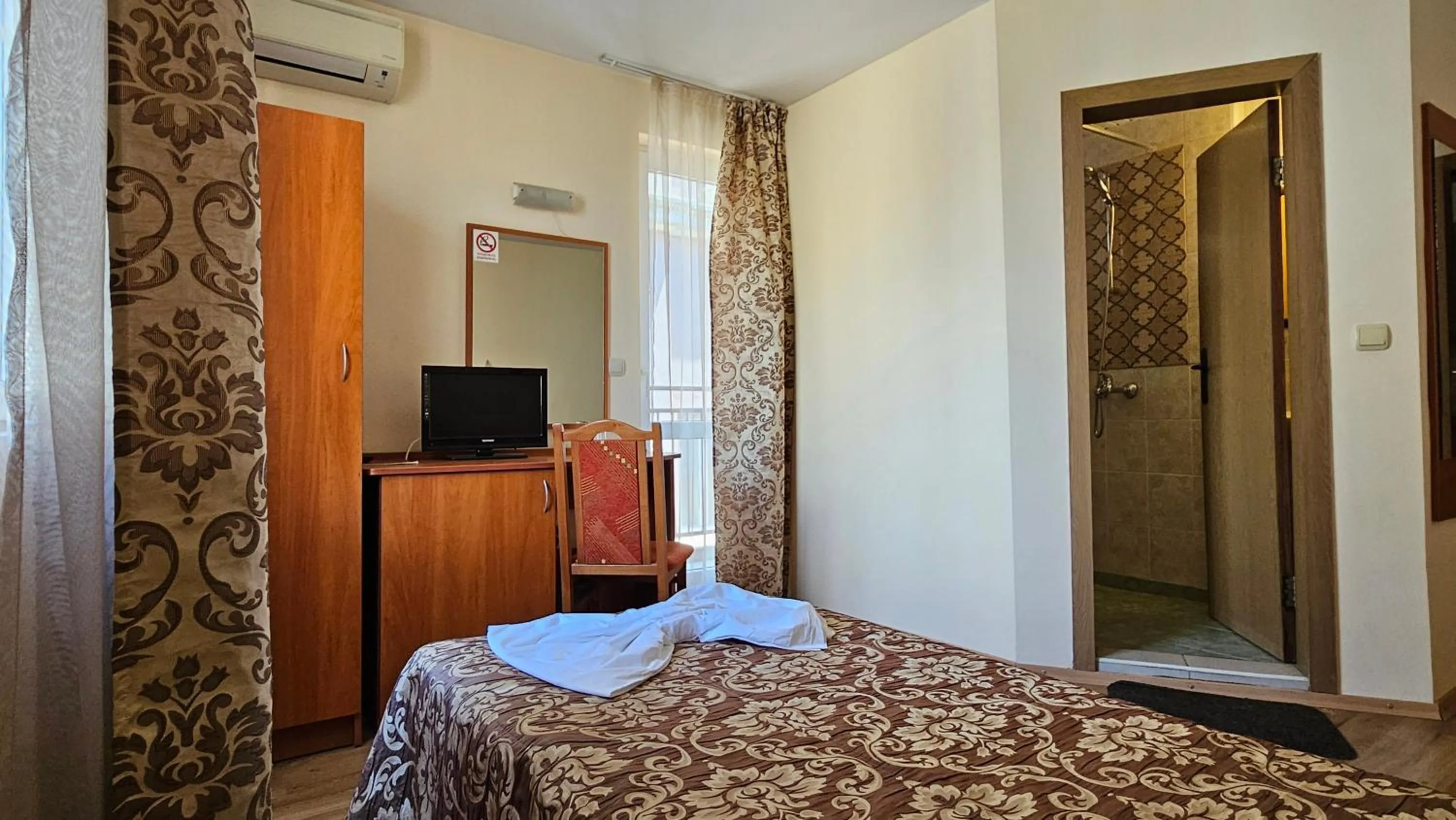 Bed in Caprice Family Hotel