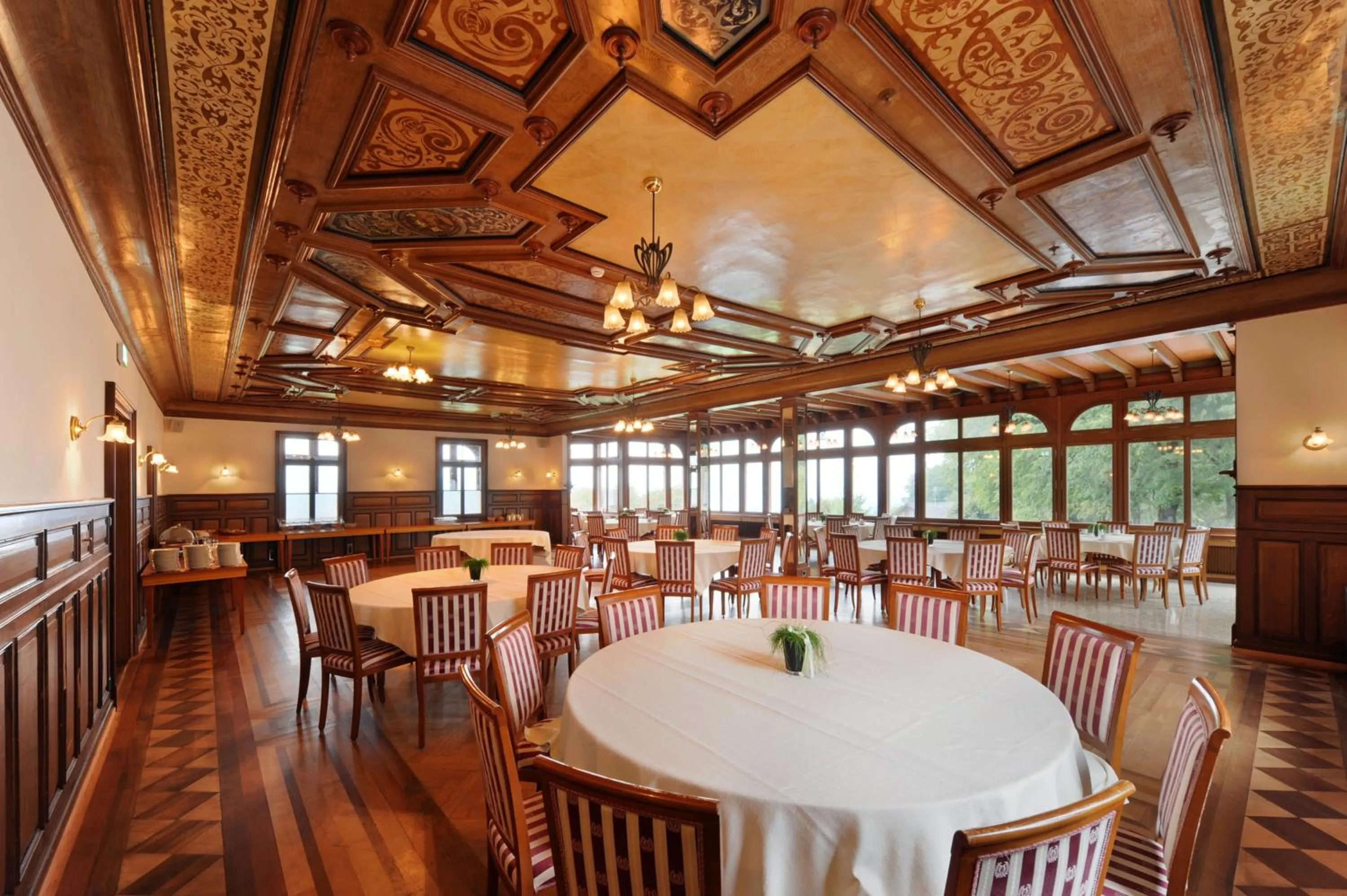 Restaurant/places to eat in Jugendstilhotel Paxmontana