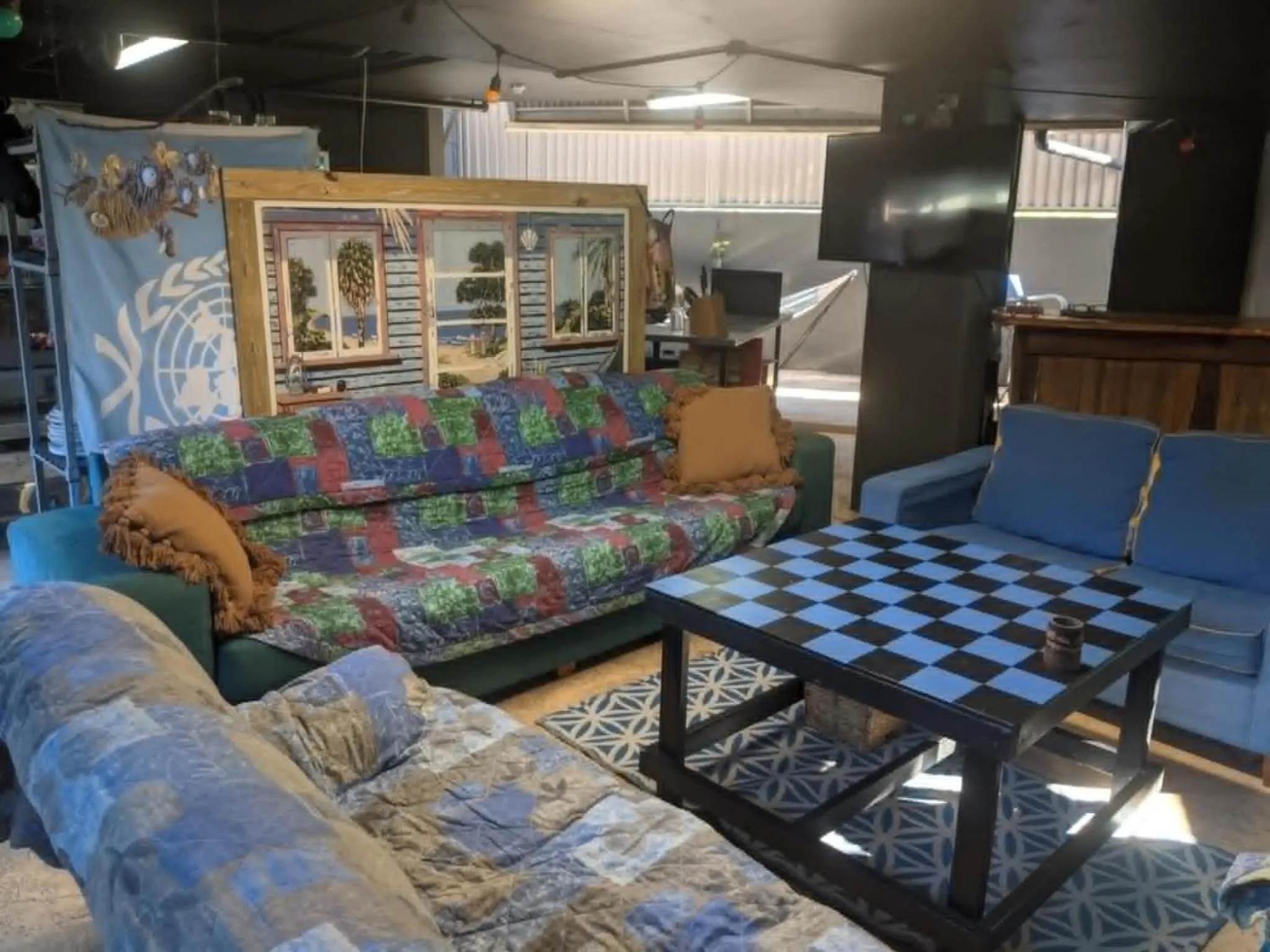 Communal lounge/ TV room in 1770 Beachside Backpacker