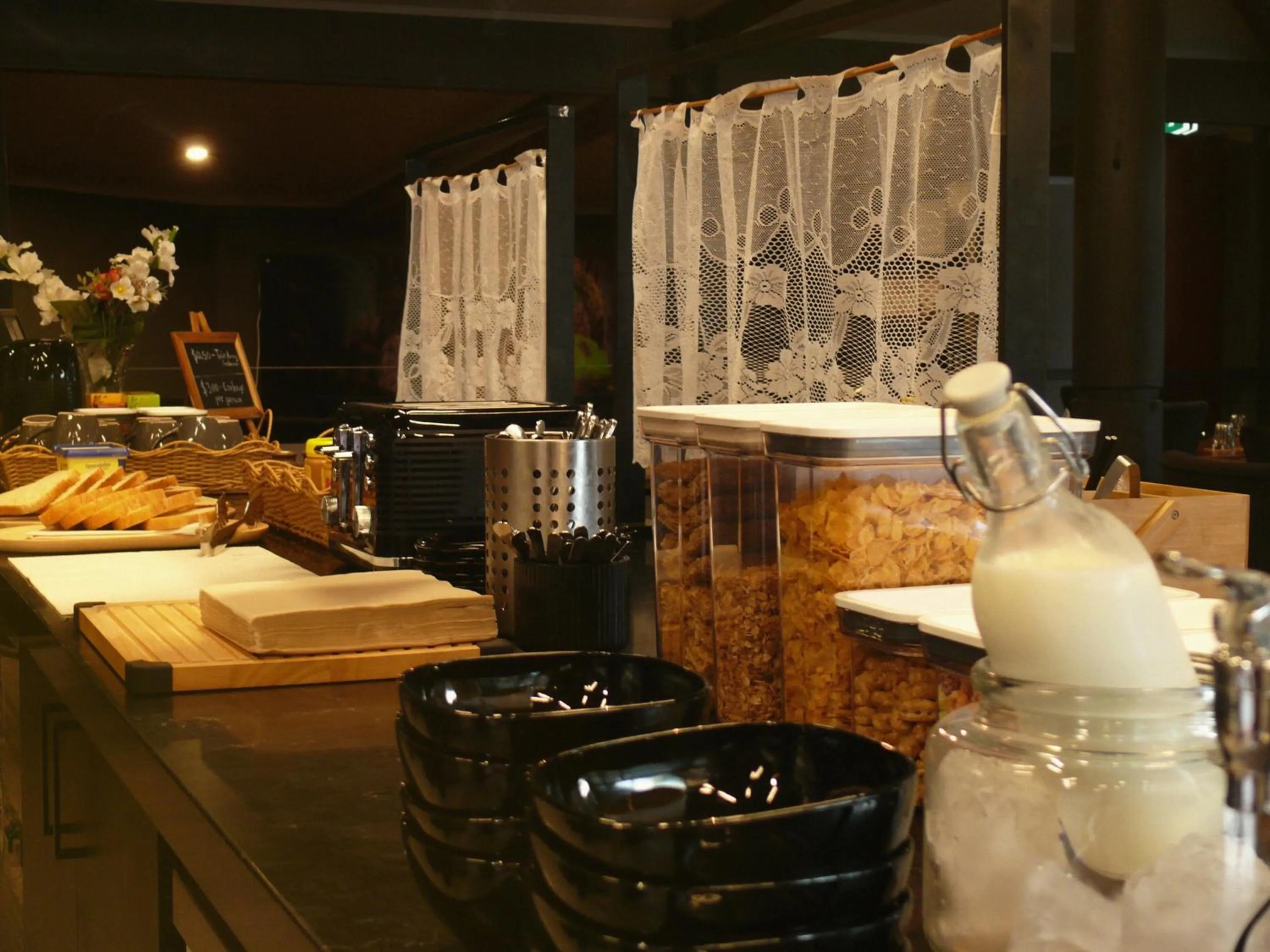 Continental breakfast in 1770 Beachside Backpacker