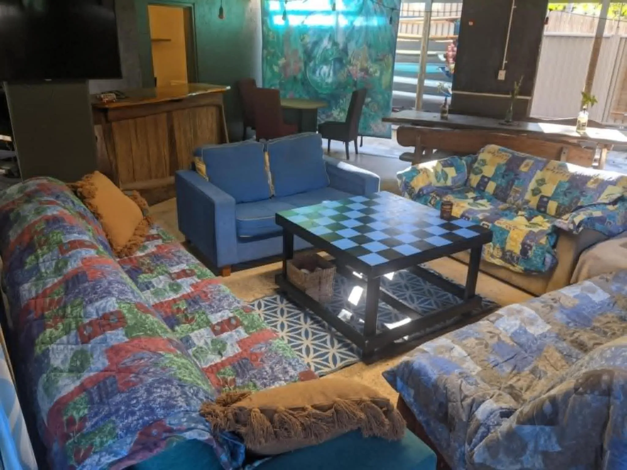 Communal lounge/ TV room in 1770 Beachside Backpacker