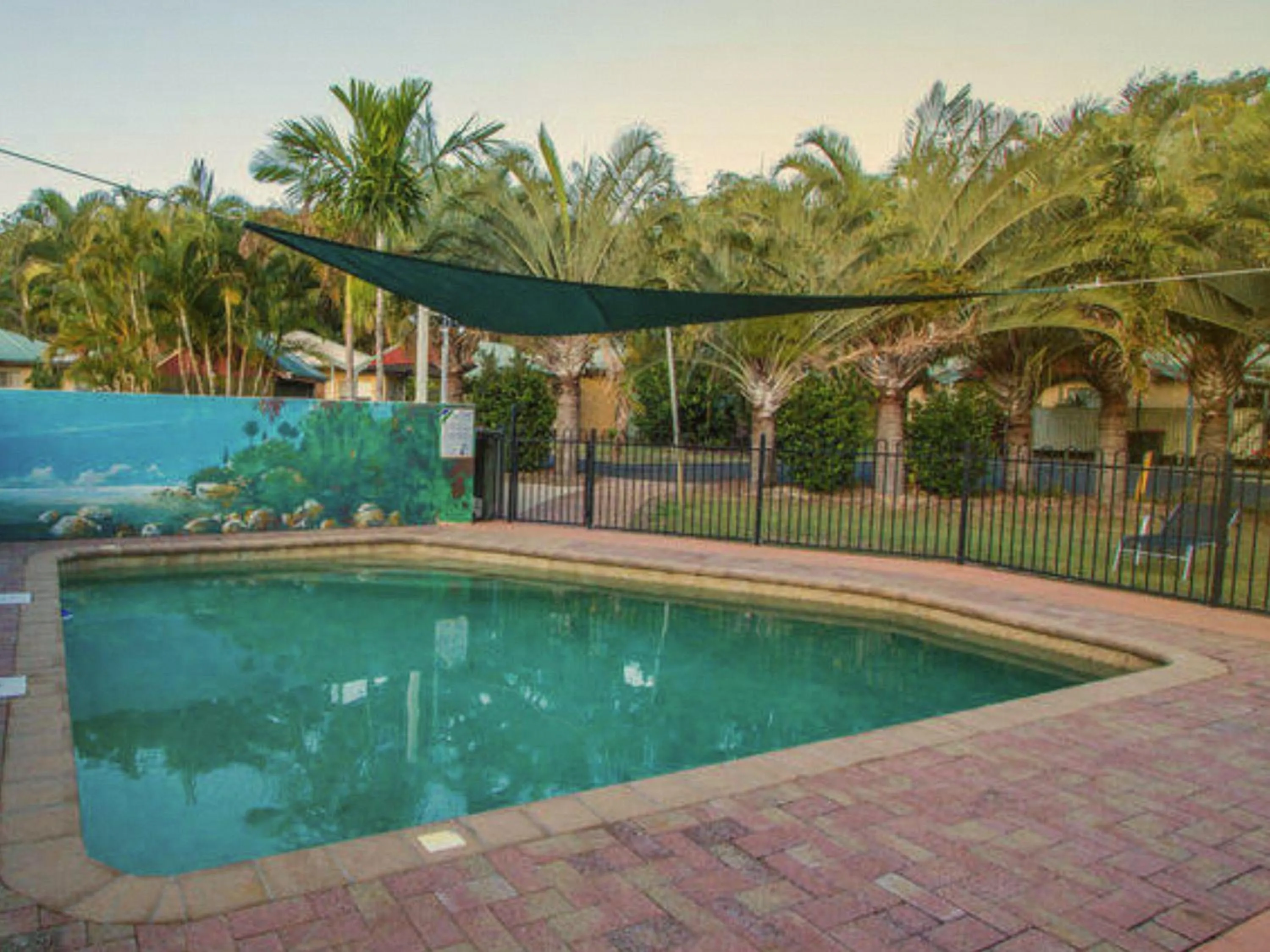 Swimming pool in 1770 Beachside Backpacker