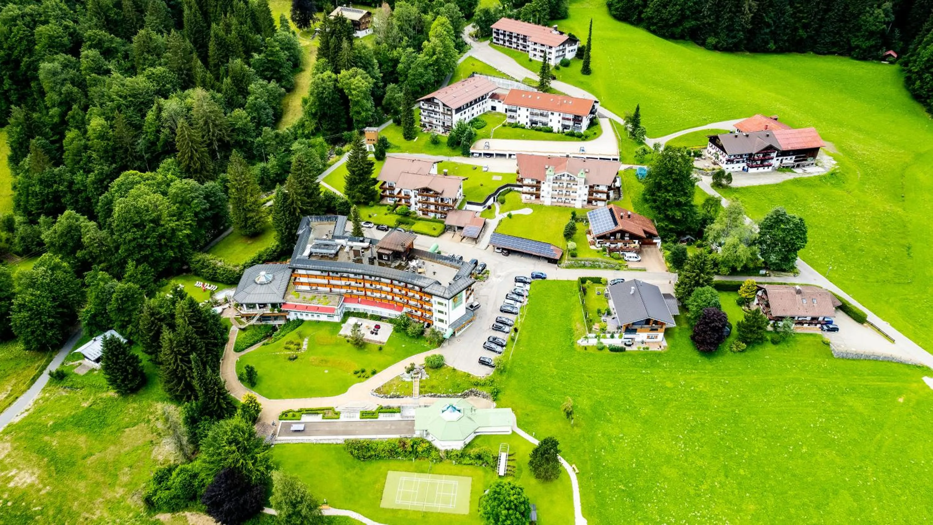 Property building in Alpenhotel Oberstdorf - ein Rovell Hotel