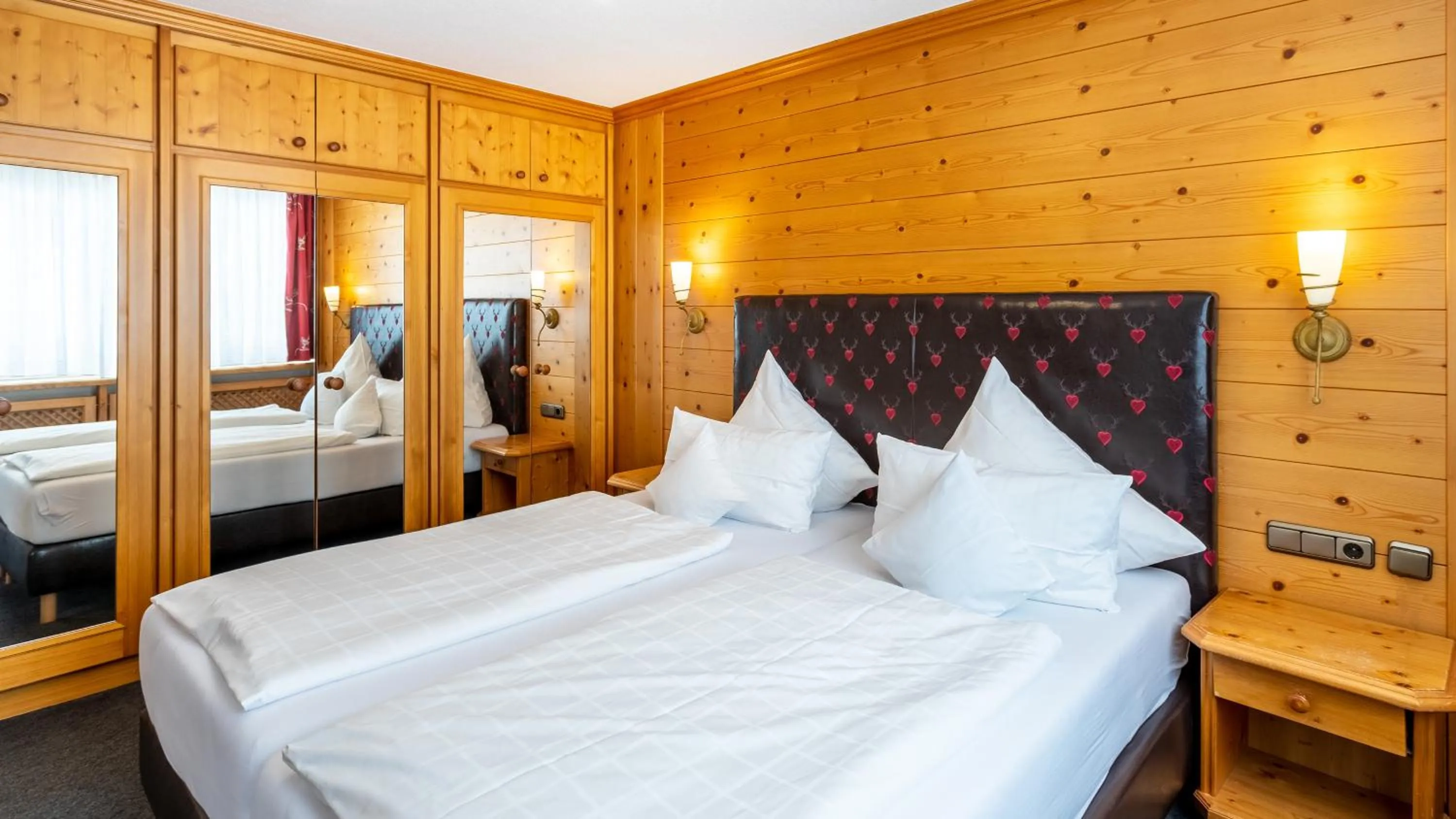 Photo of the whole room, Bed in Alpenhotel Oberstdorf - ein Rovell Hotel
