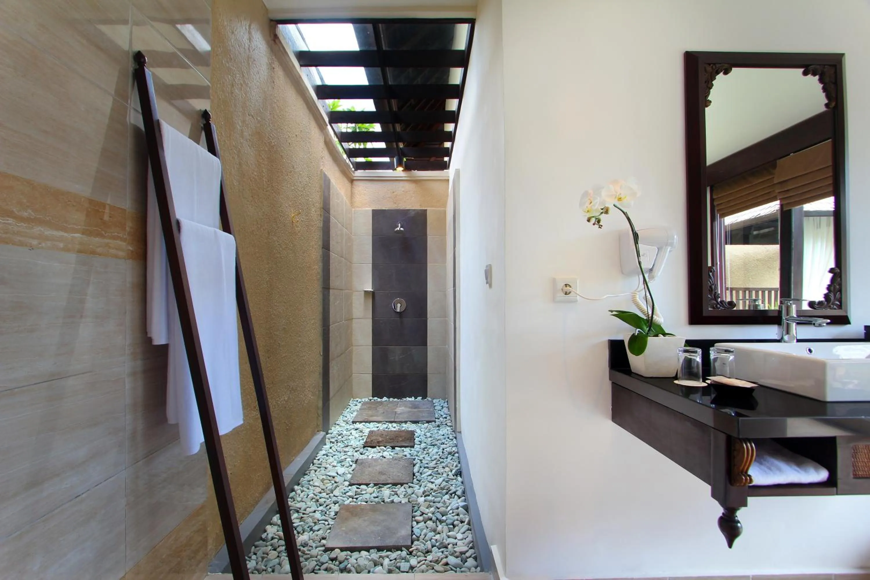 Shower, Bed in Aldeoz Grand Kancana Villas Resort Bali