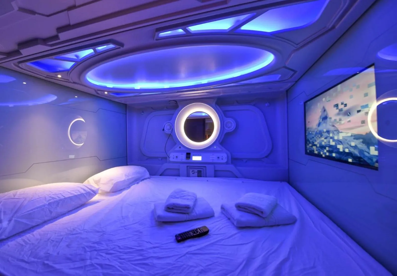 Restaurant/places to eat, Bed in Atypicap Capsule Hostel