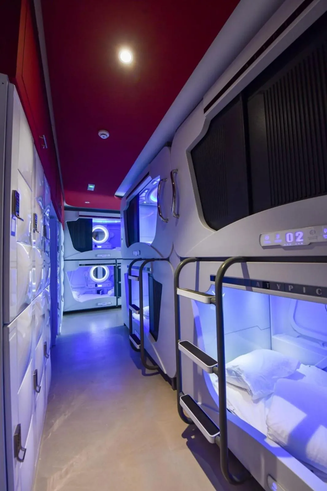 Restaurant/places to eat, Bed in Atypicap Capsule Hostel