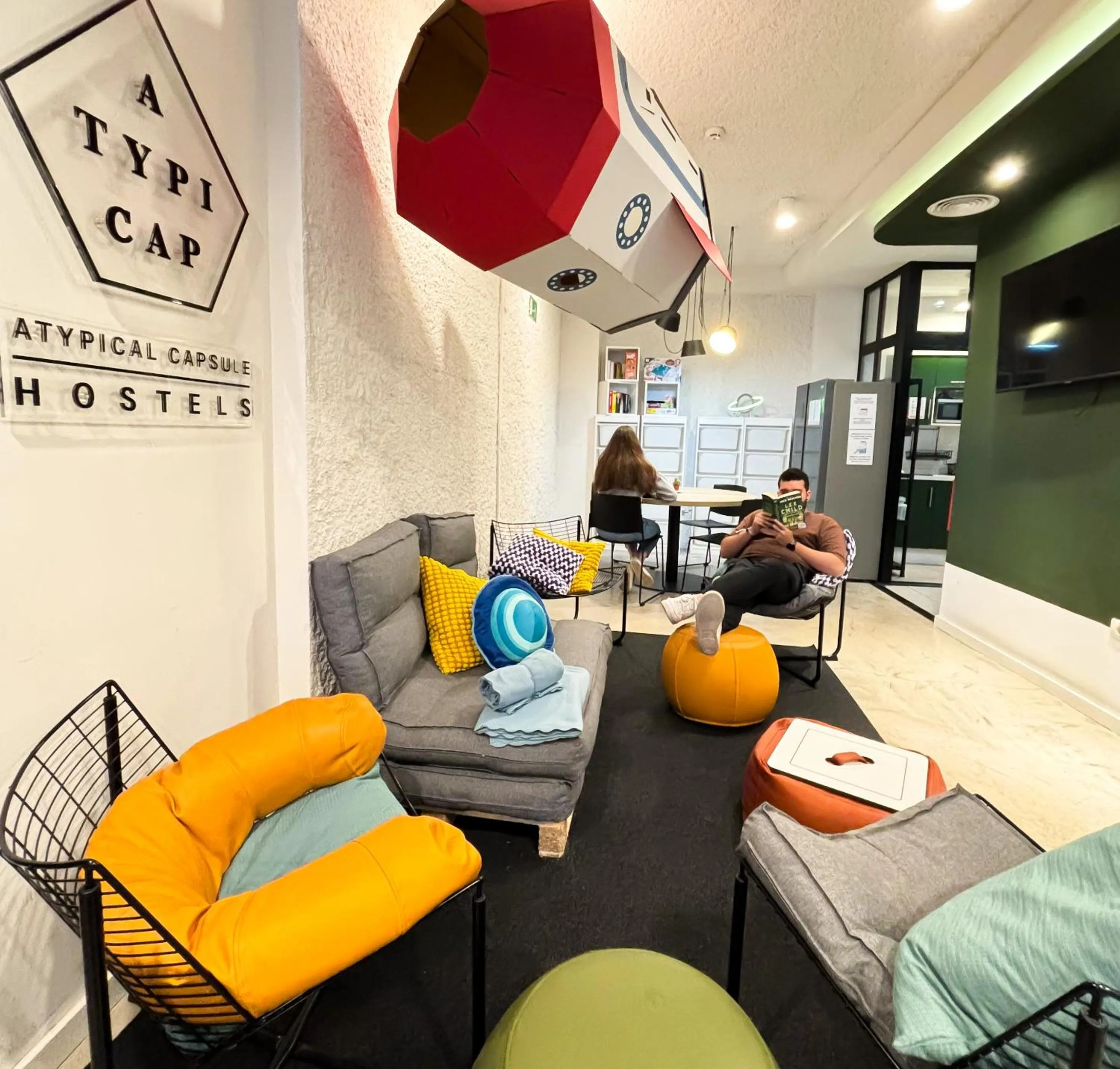Restaurant/places to eat, Bed in Atypicap Capsule Hostel