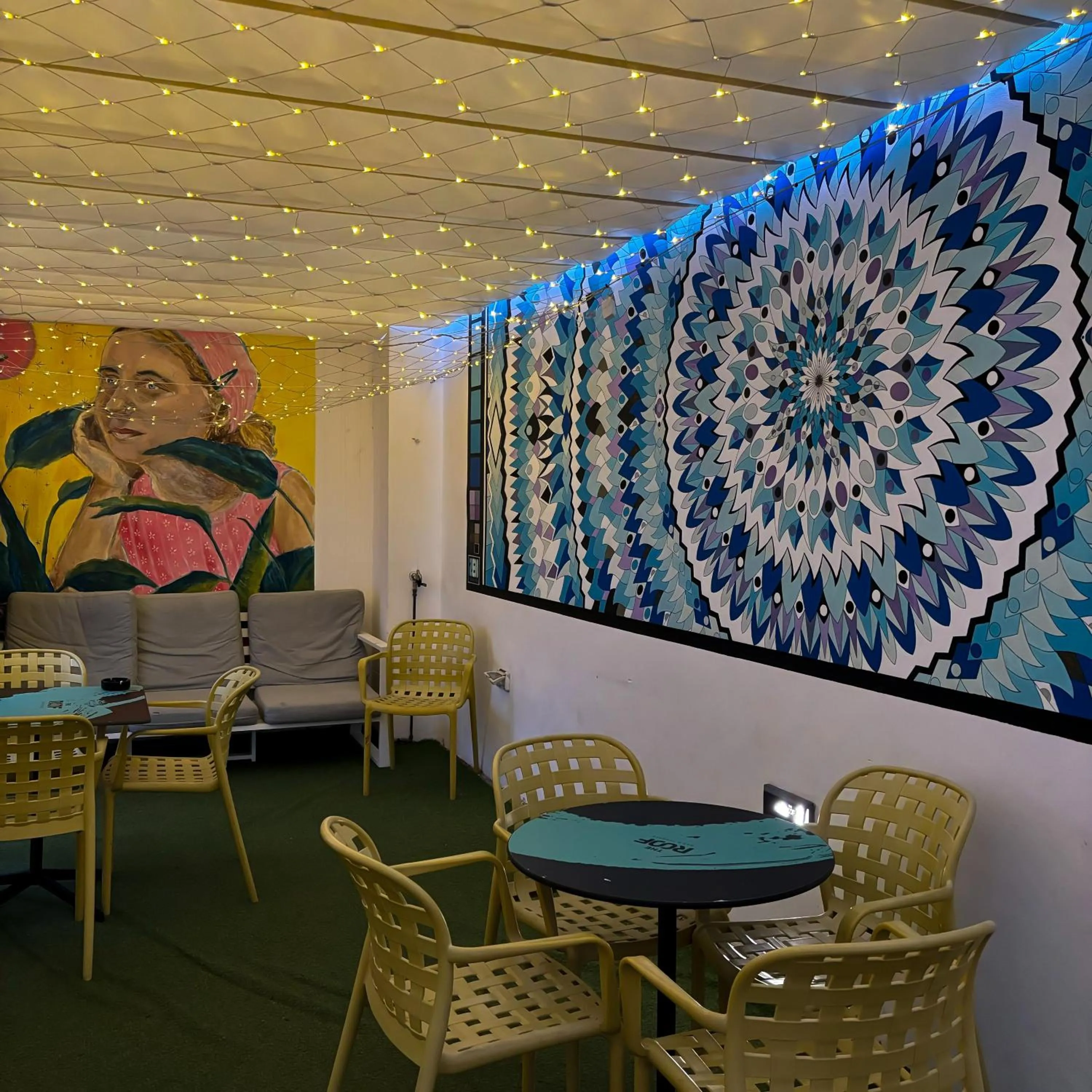 Restaurant/places to eat in Atypicap Capsule Hostel