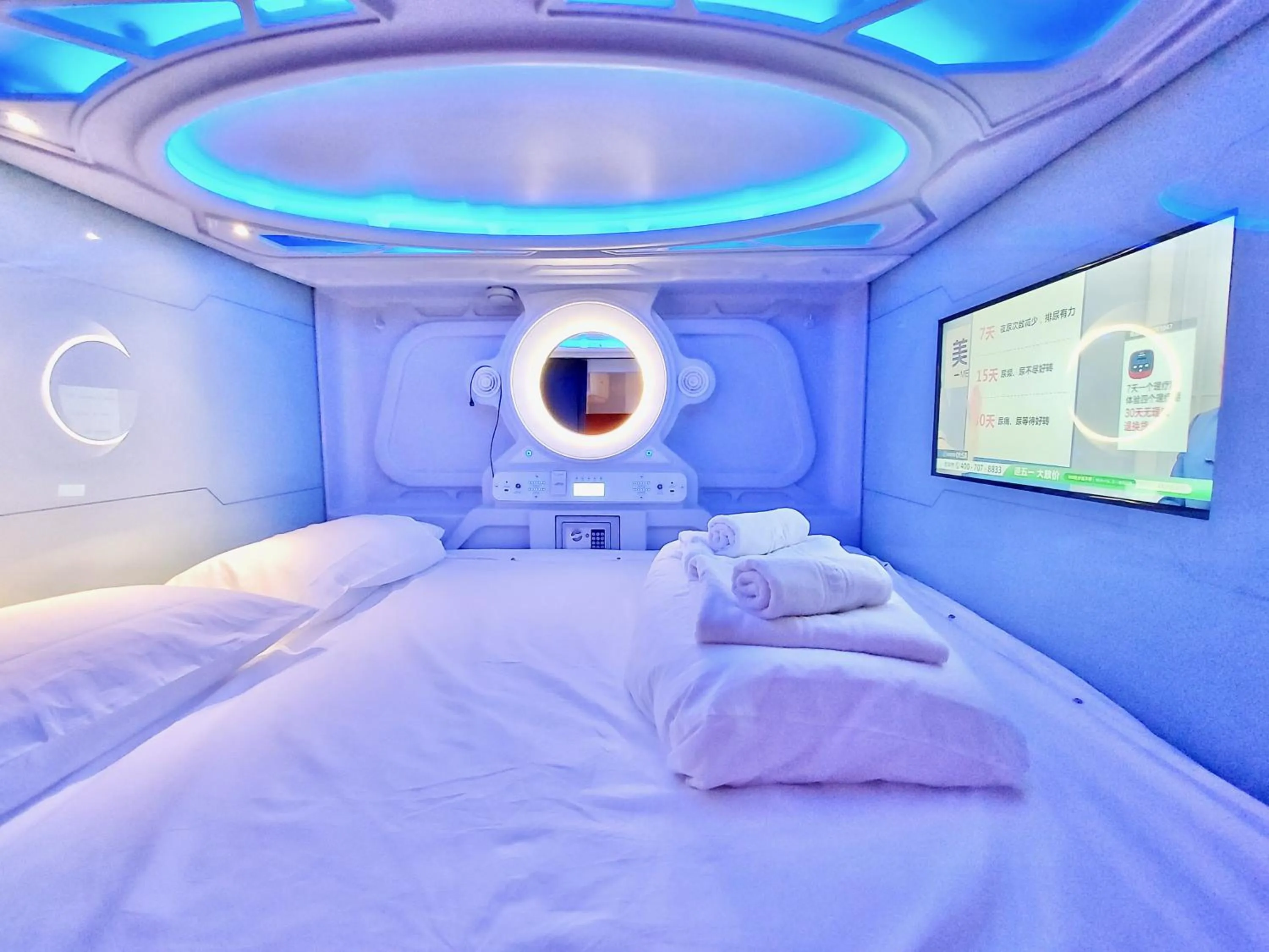 Restaurant/places to eat, Bed in Atypicap Capsule Hostel