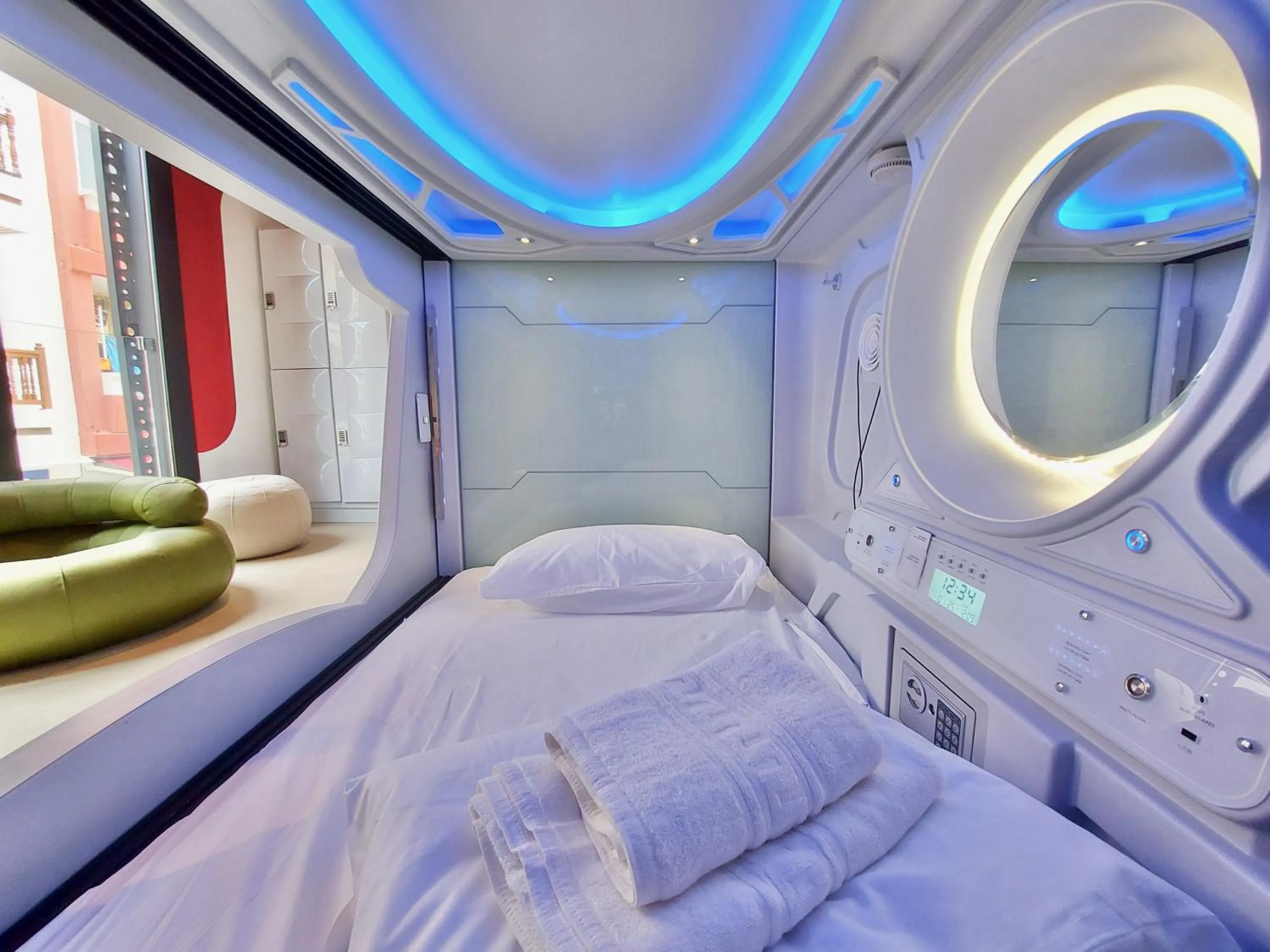 Restaurant/places to eat, Bed in Atypicap Capsule Hostel