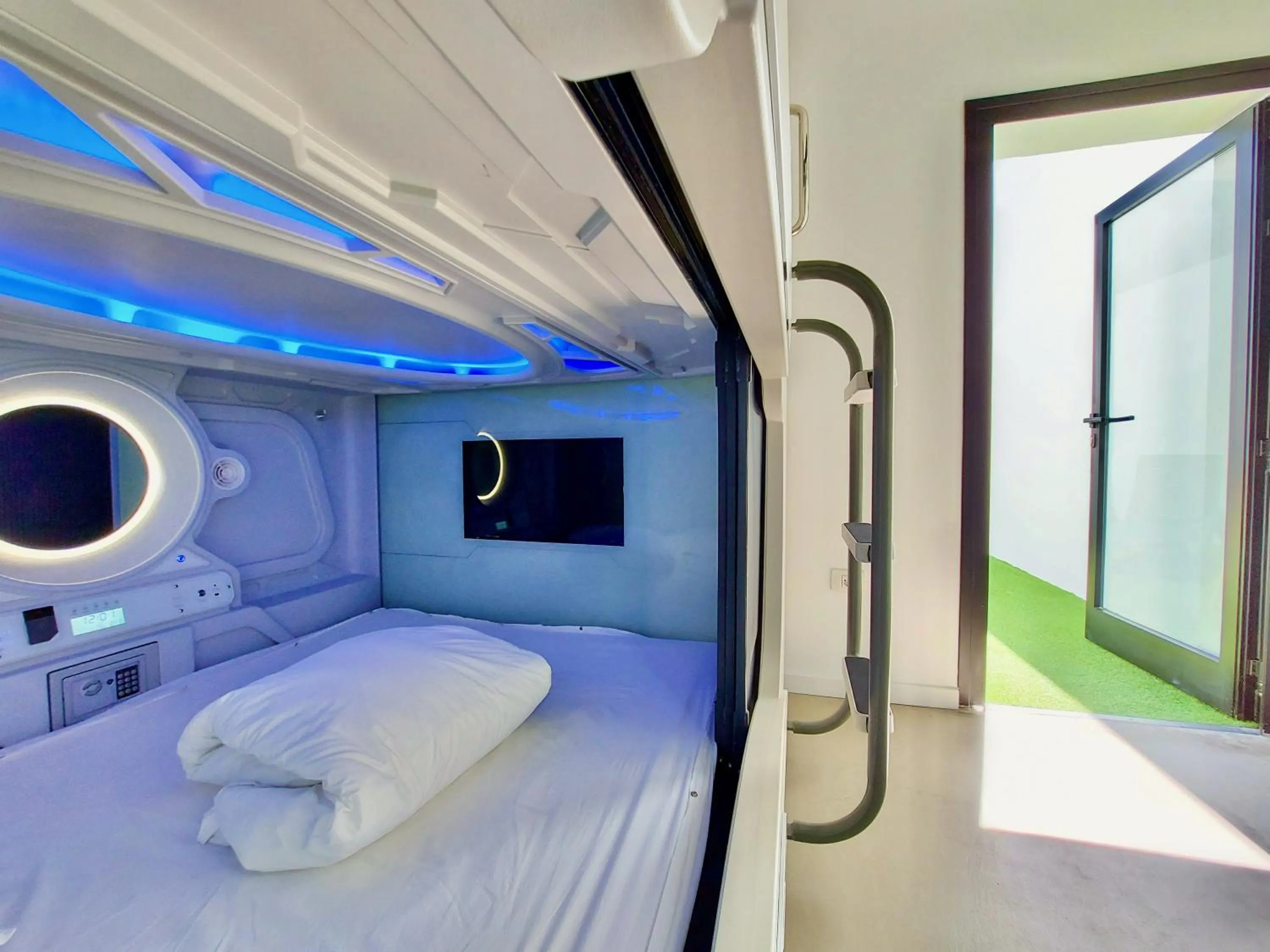 Restaurant/places to eat, Bed in Atypicap Capsule Hostel