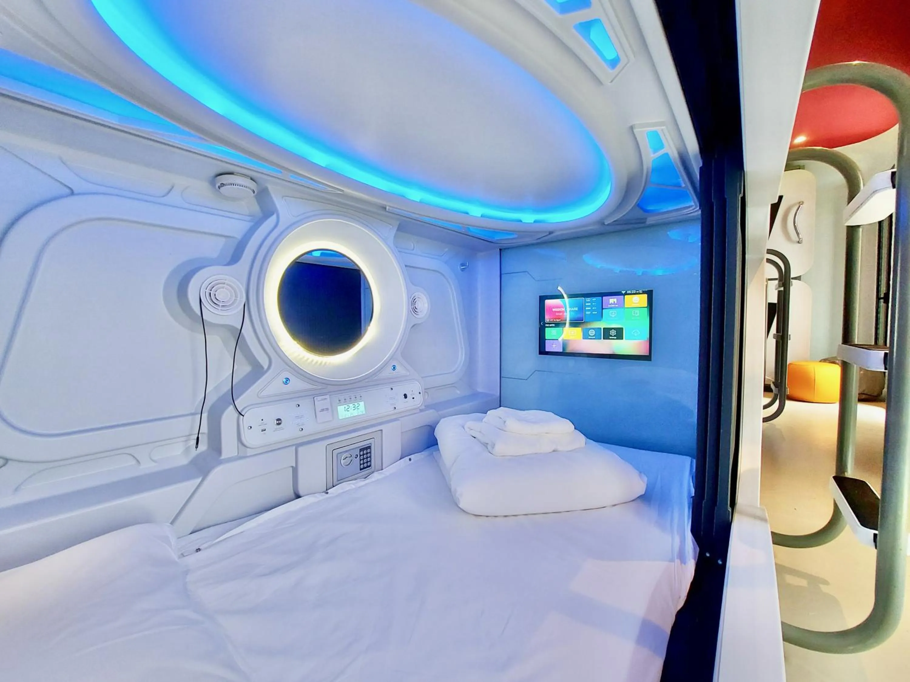 Restaurant/places to eat, Bed in Atypicap Capsule Hostel