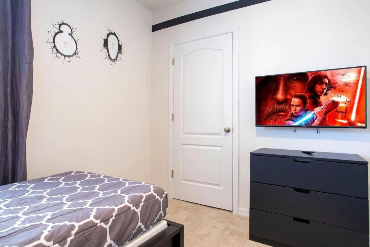 Bed in Gorgeous 5 Bd w/ Pool Close to Disney 6071