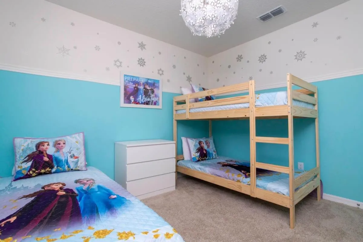 Bed in Gorgeous 5 Bd w/ Pool Close to Disney 6071