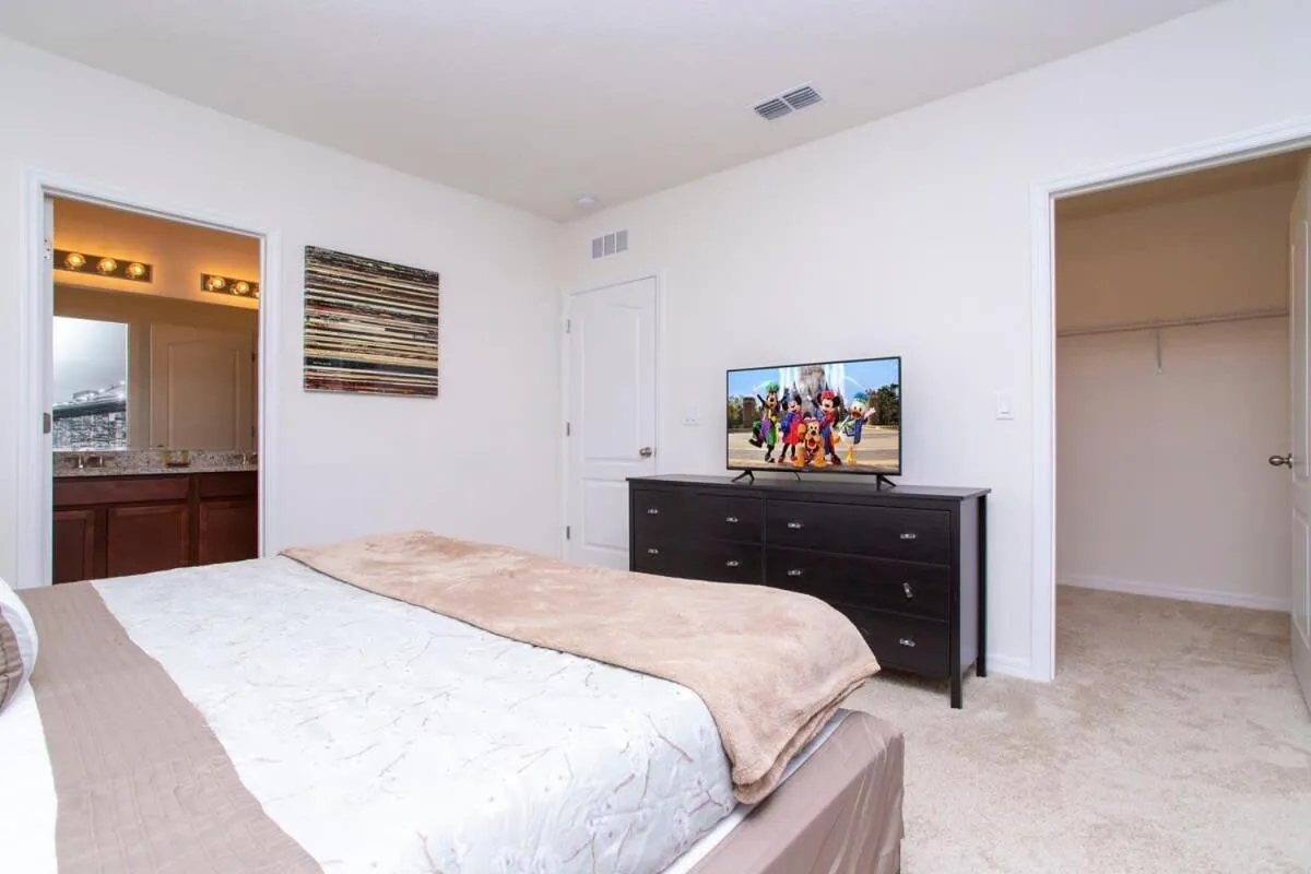 Bed in Gorgeous 5 Bd w/ Pool Close to Disney 6071
