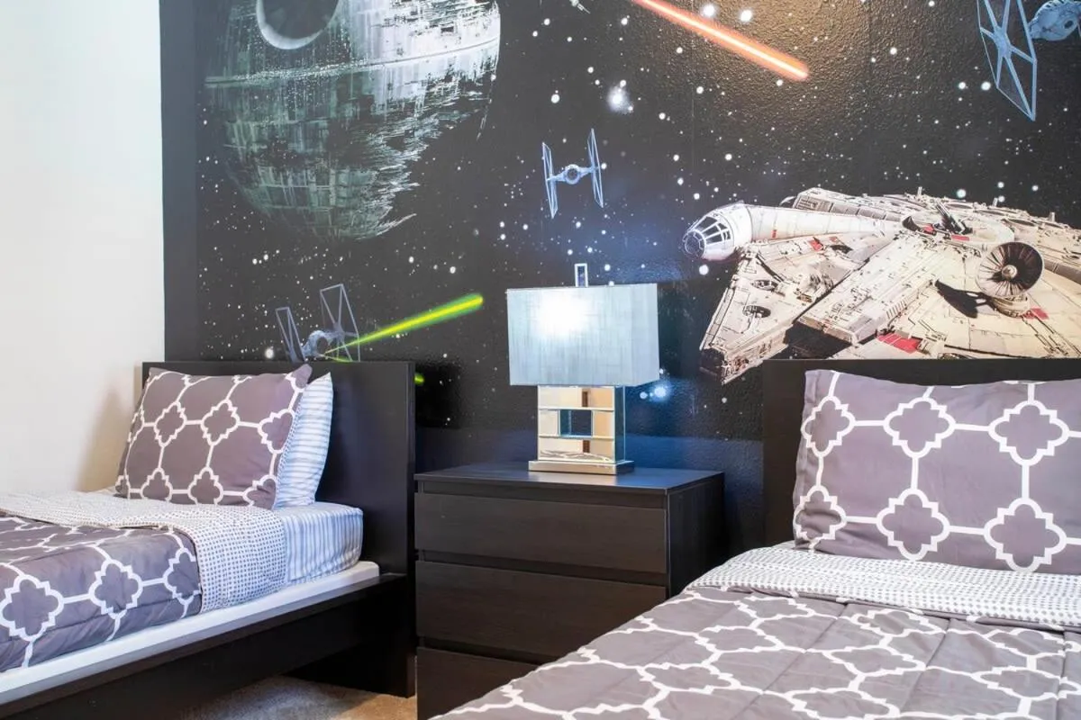 Bed in Gorgeous 5 Bd w/ Pool Close to Disney 6071