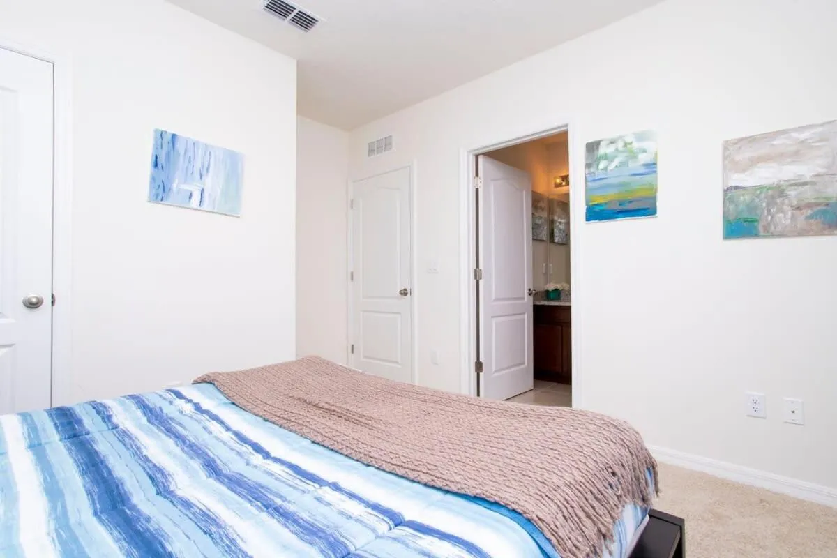 Bed in Gorgeous 5 Bd w/ Pool Close to Disney 6071