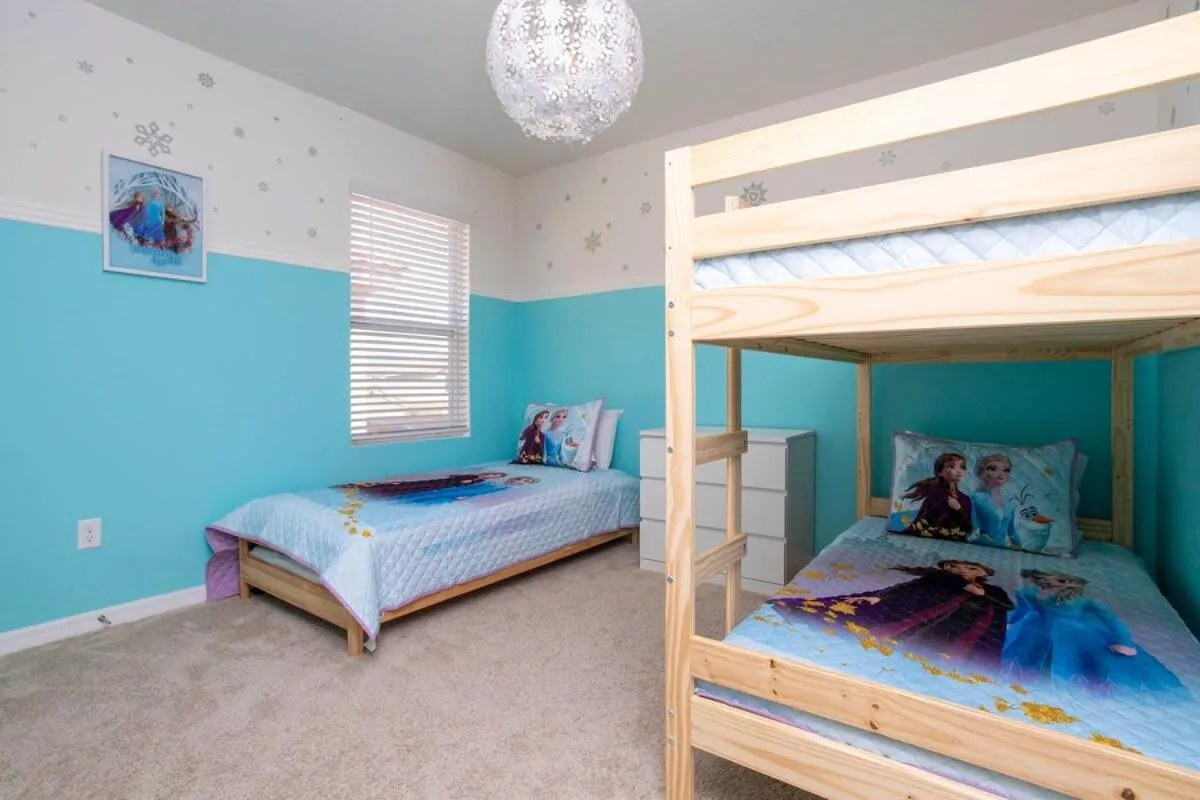 Bed in Gorgeous 5 Bd w/ Pool Close to Disney 6071