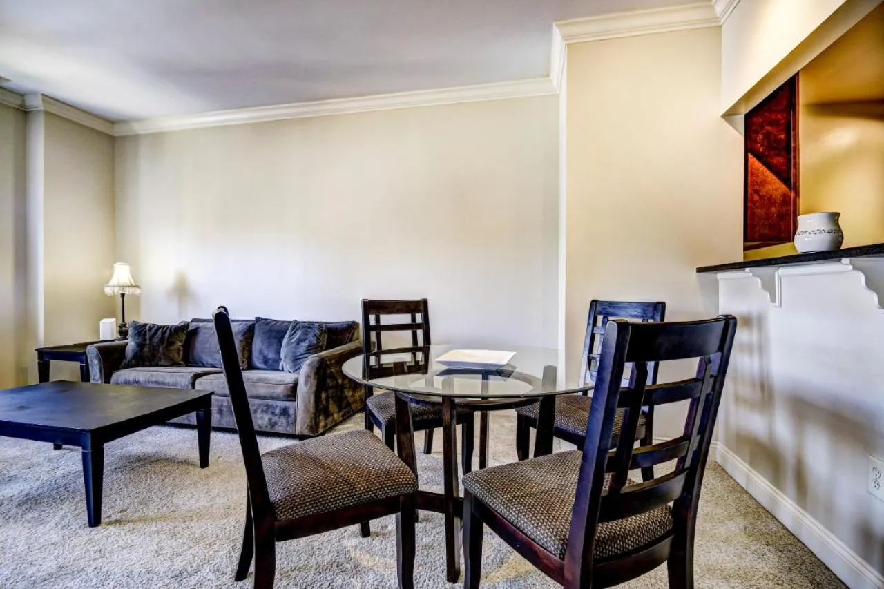 Dining area in Harbor apartments Free indoor Parking