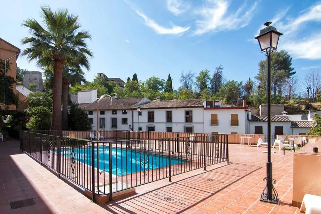 Swimming pool in Apartamento con unas maravillosas vistas a Granada